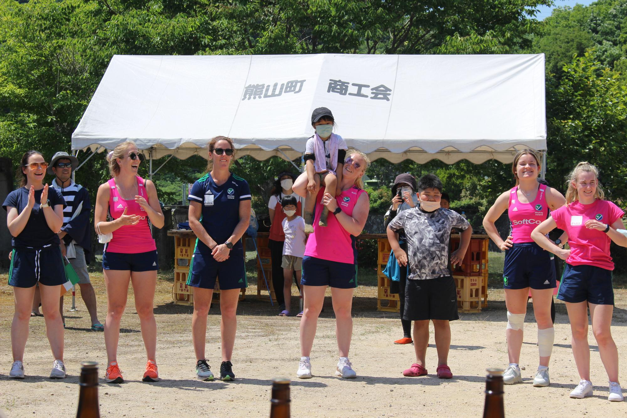 田植え祭参加者と交流するアイルランド代表チーム