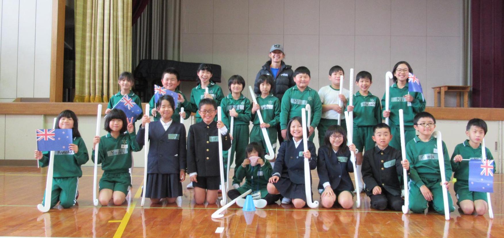 ジュリアさんと集合写真軽部小学校