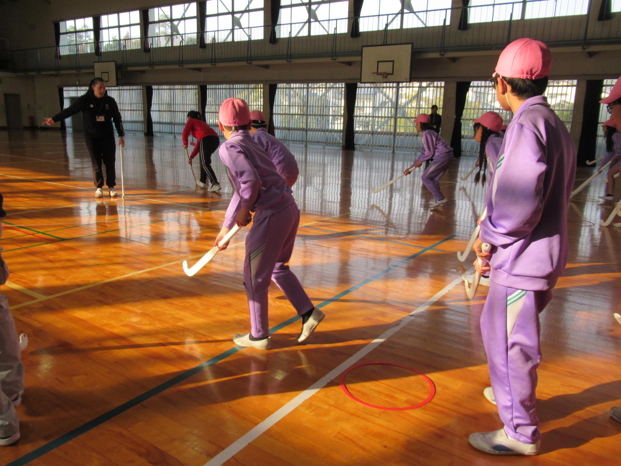 スティックを持って走ってみる小学生