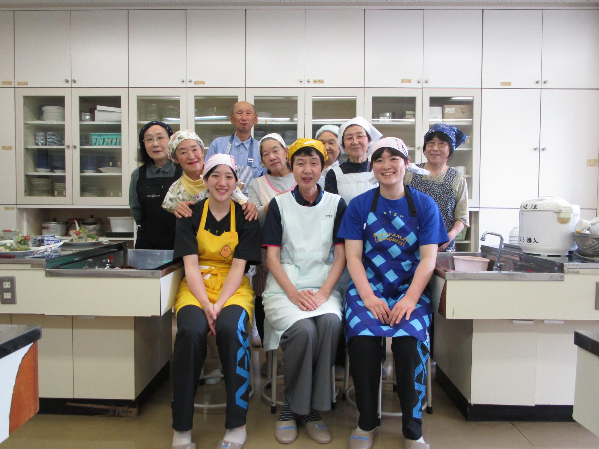 吉井公民館料理教室に参加の城戸選手と船田選手