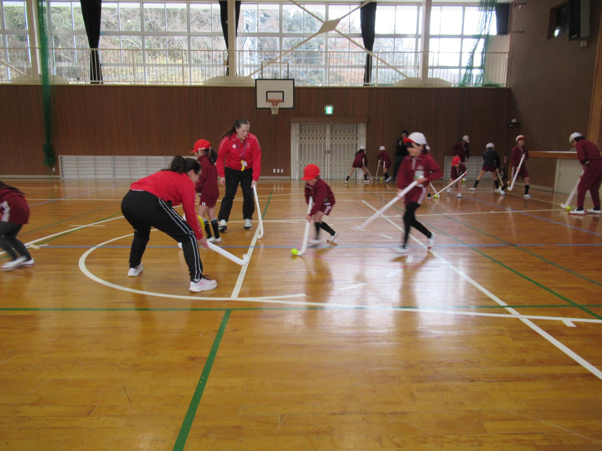 ホッケーにチャレンジする小学生3