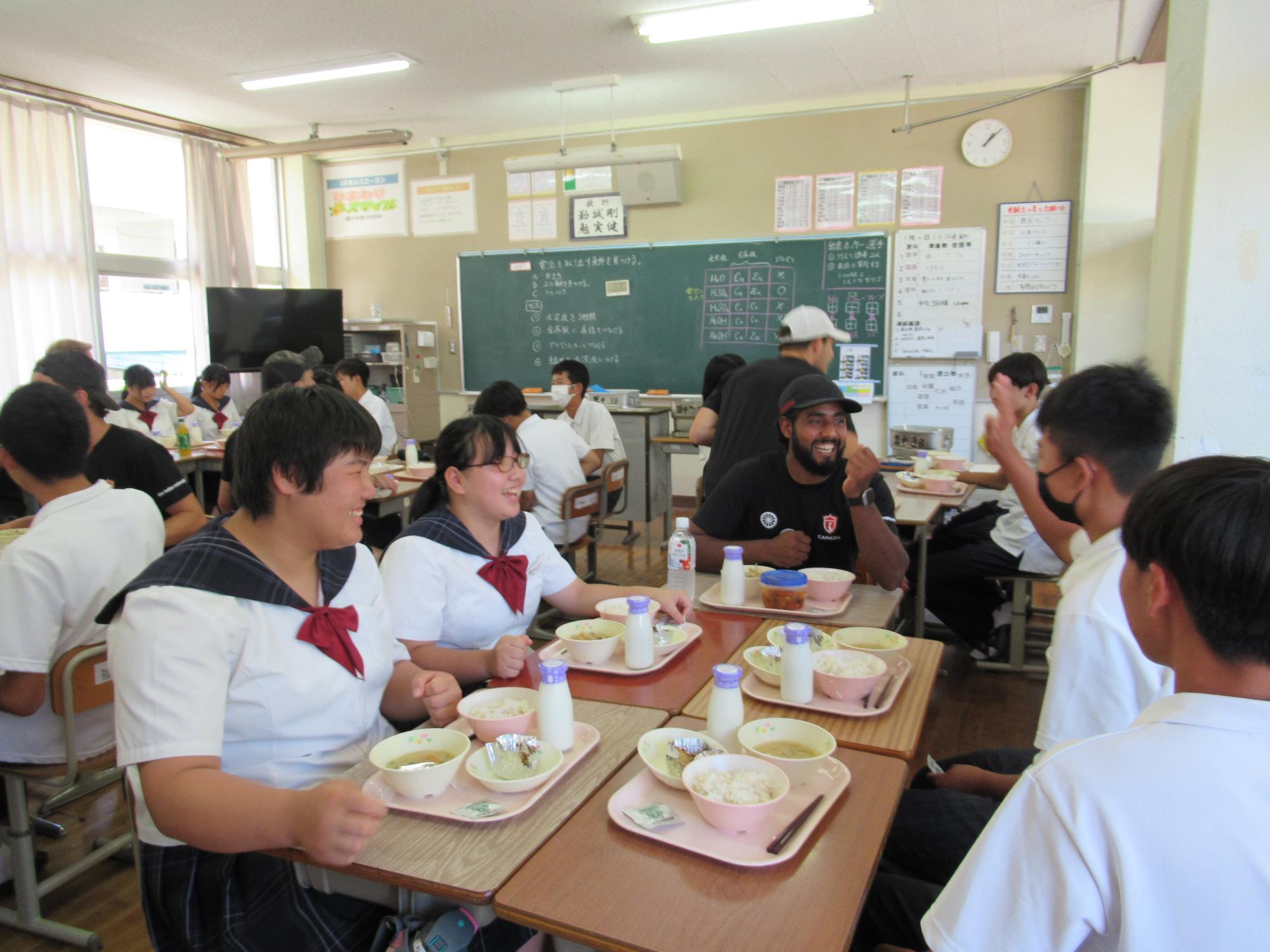 談笑する磐梨中学生とカナダ代表選手