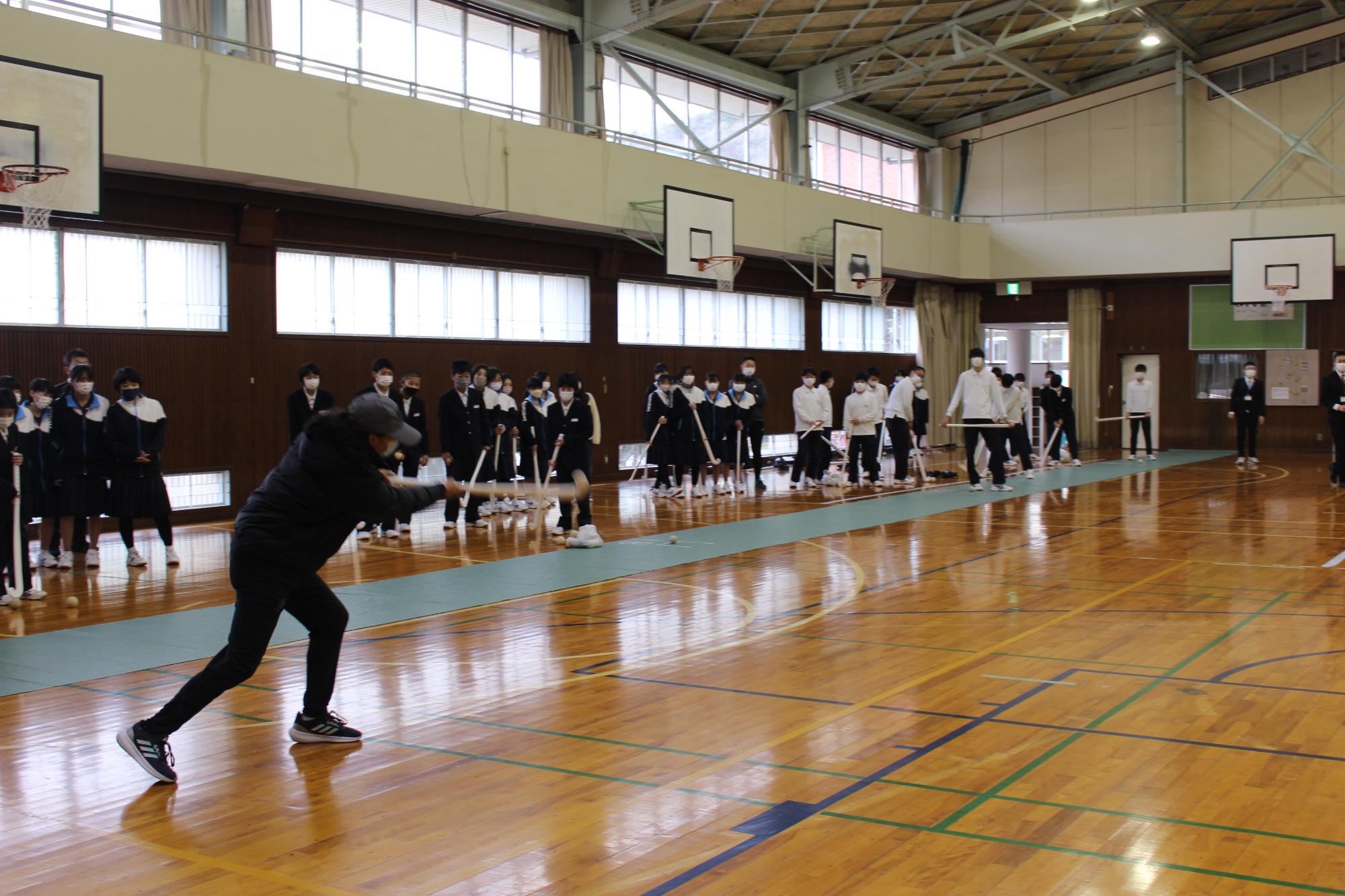 プッシュパスのお手本を見せるジュリアさん