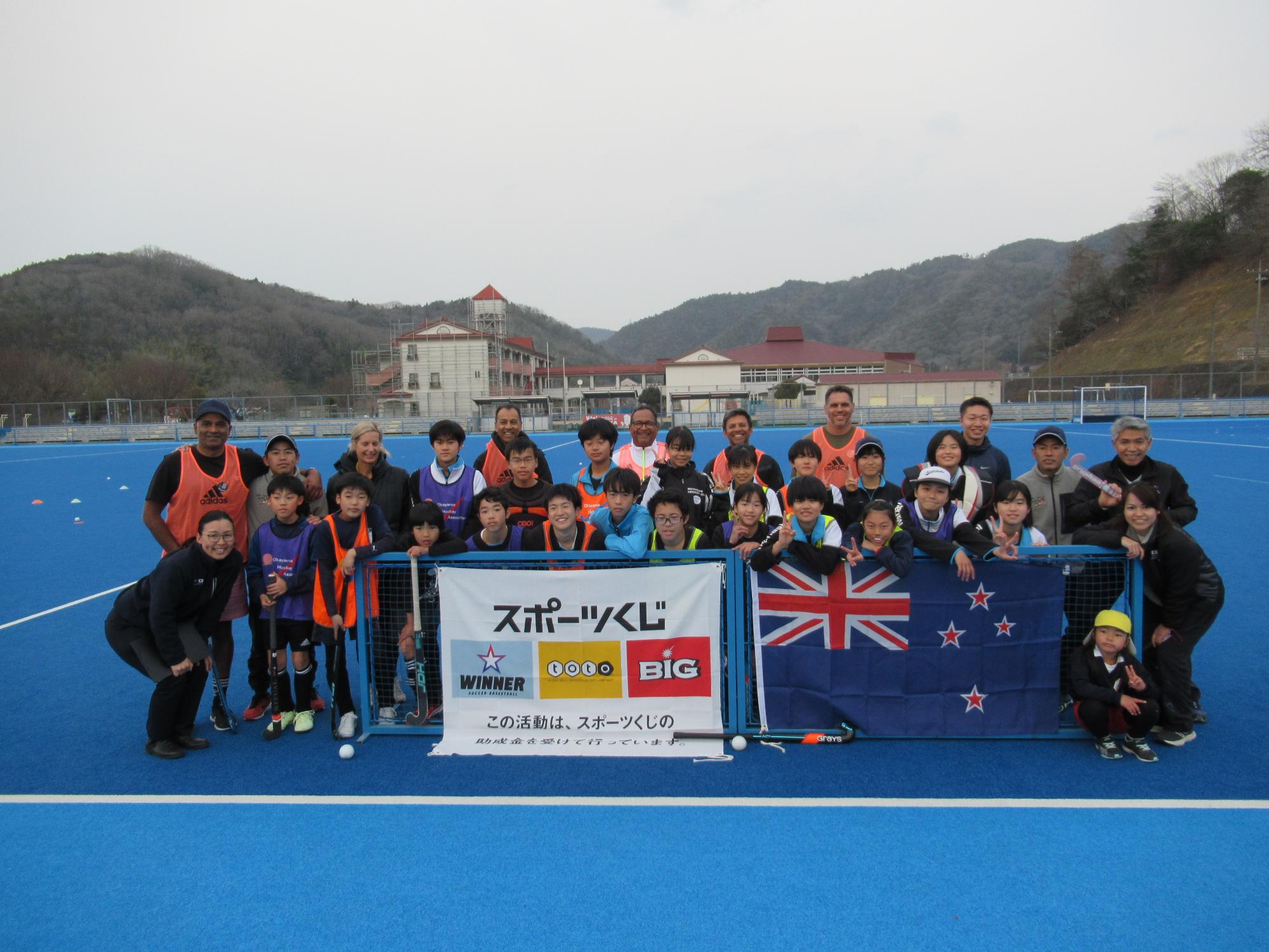 放課後地域スポーツホッケーの指導に参加したニュージーランドコーチたち