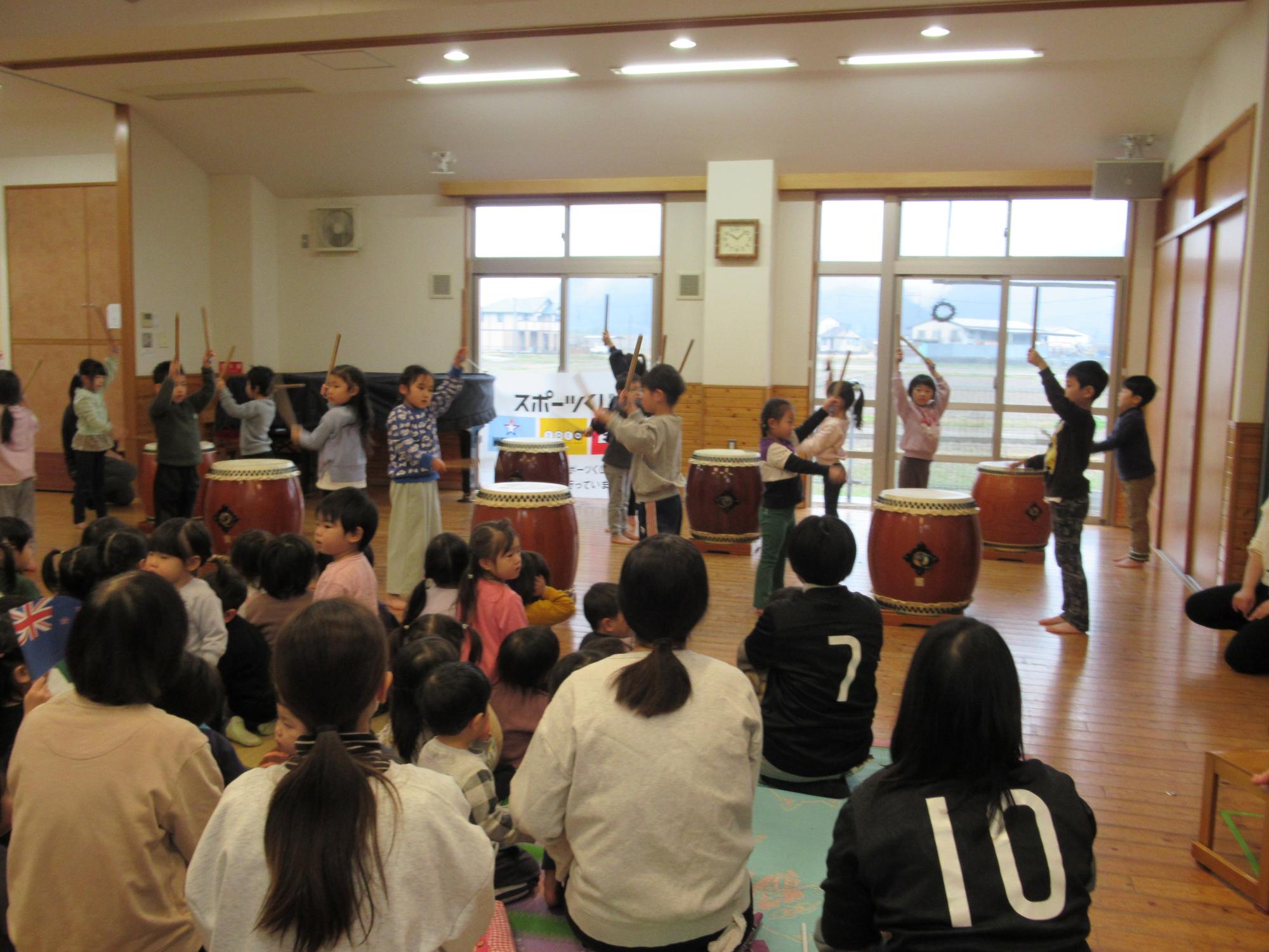 和太鼓でお出迎えするとよた保育園の園児たち