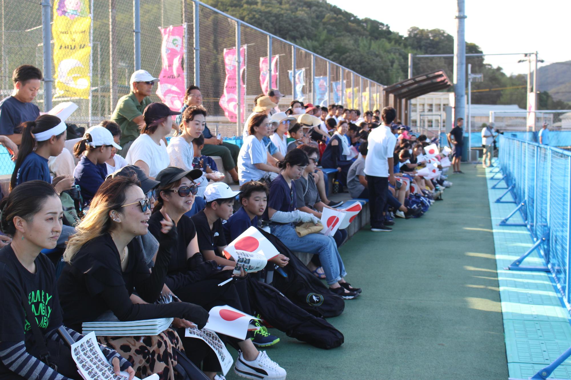 ホッケー男子日本代表対カナダ代表親善試合を観戦する大勢の市民