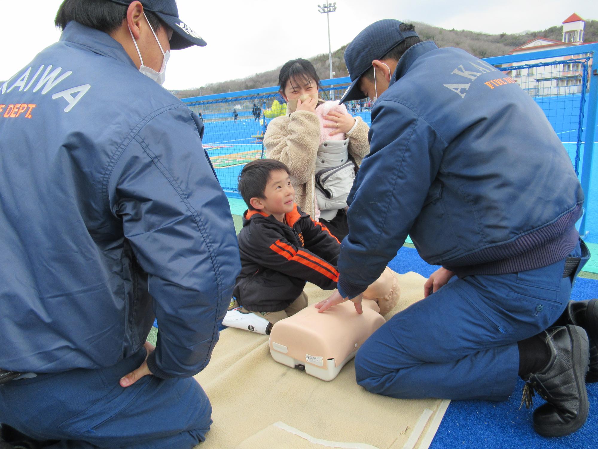 心肺蘇生法を体験する参加者