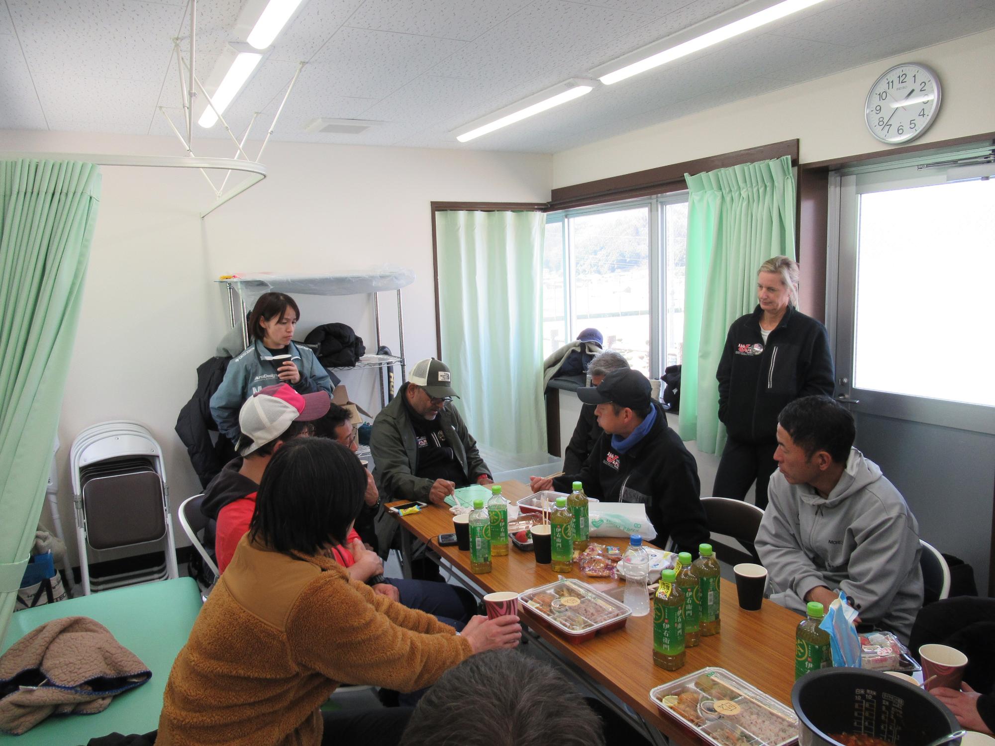 ランチタイム中でも質問に熱心に答えてくれるコーチたち