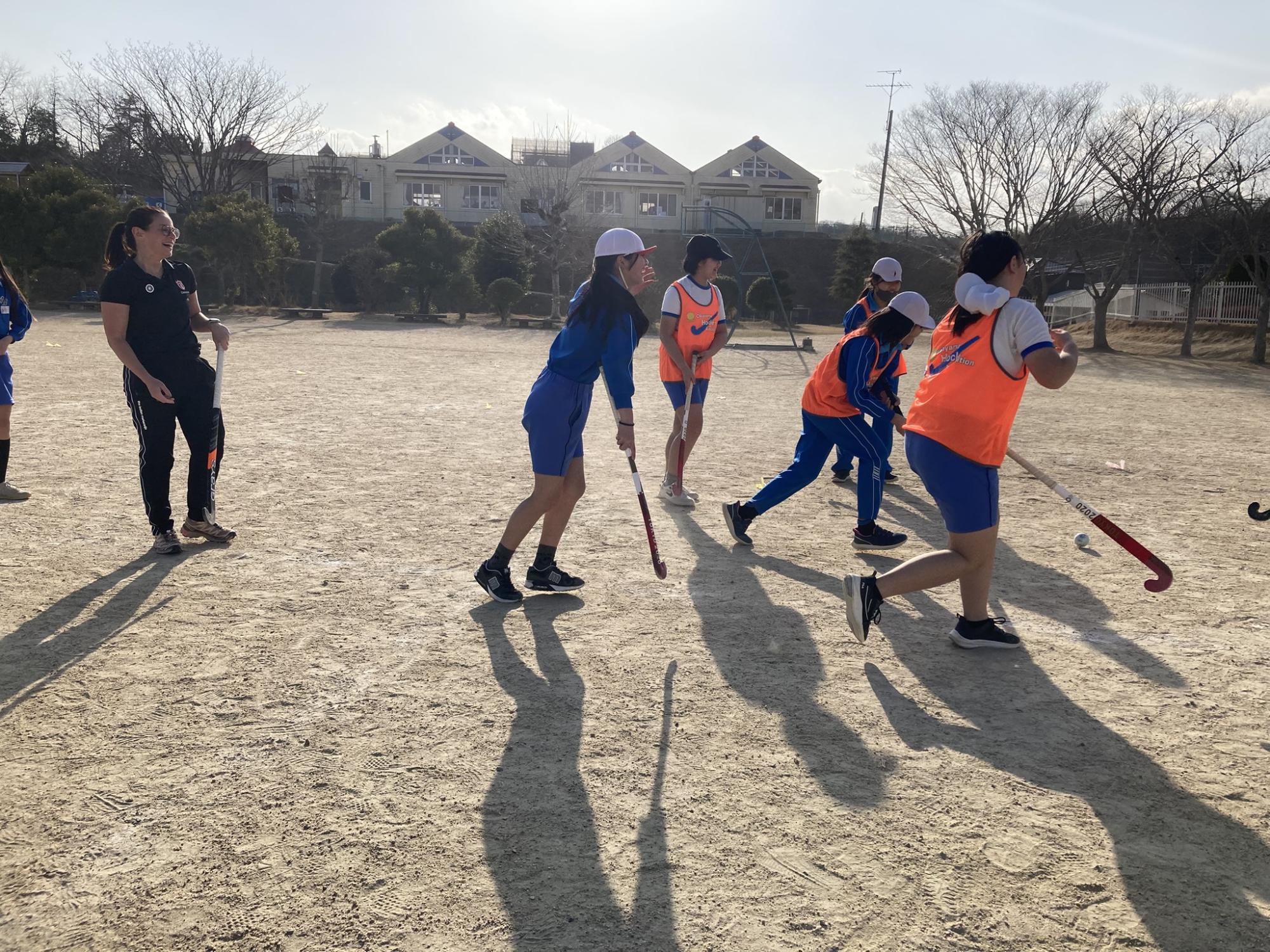 ホッケーにチャレンジする小学生1