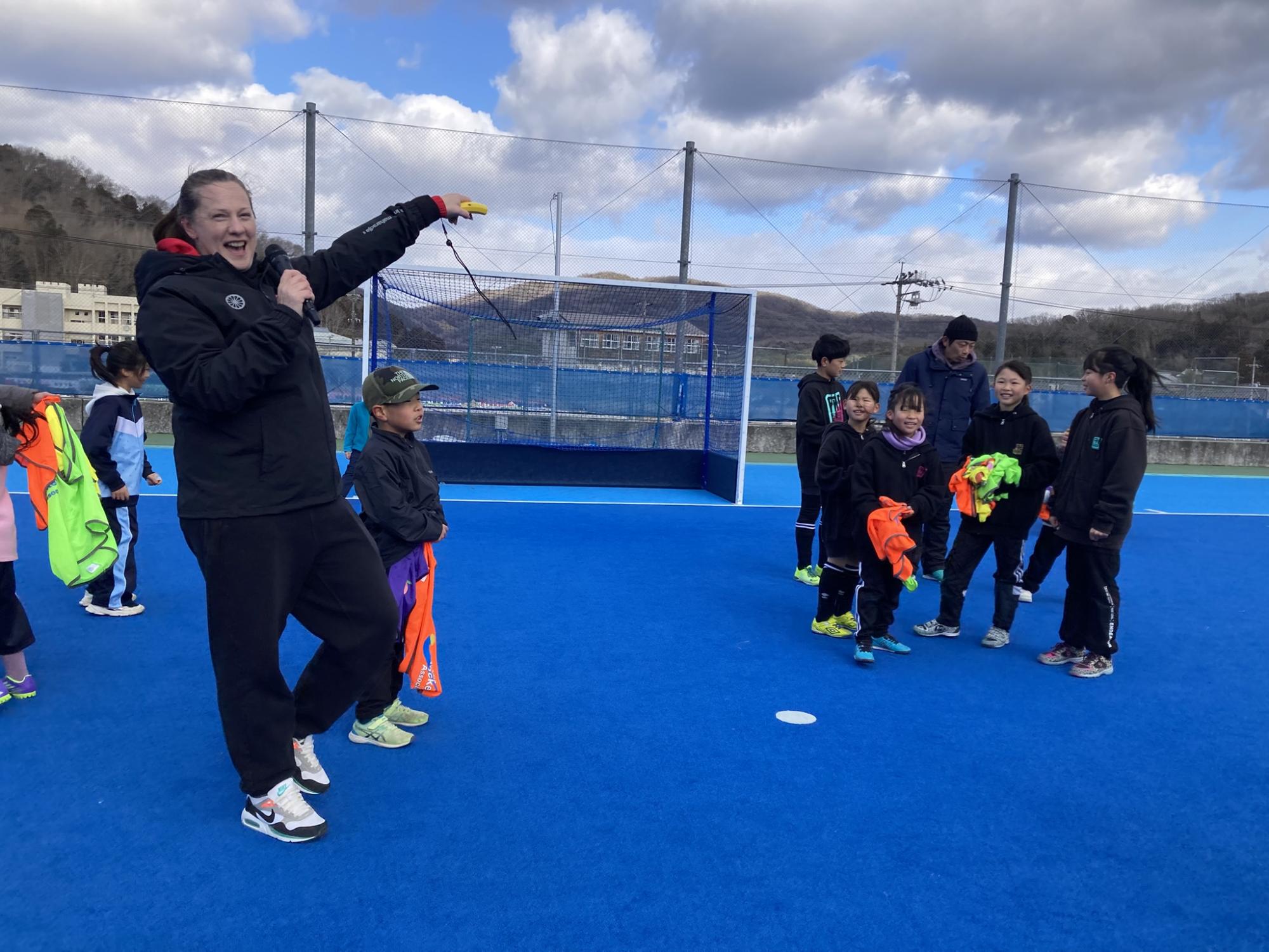 笑顔で指示を送るアンドレアコーチ