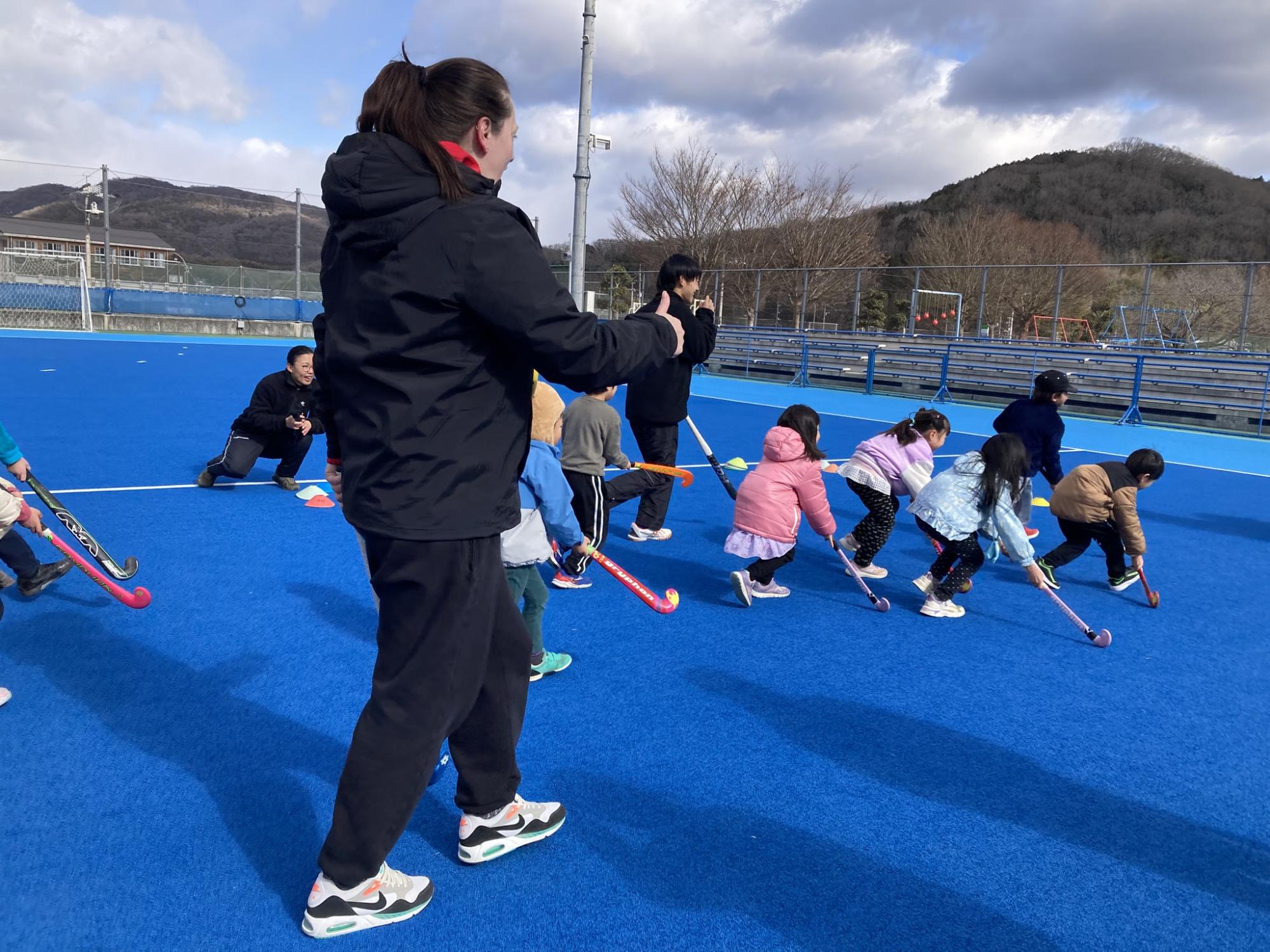ドリブルにチャレンジする未就学児
