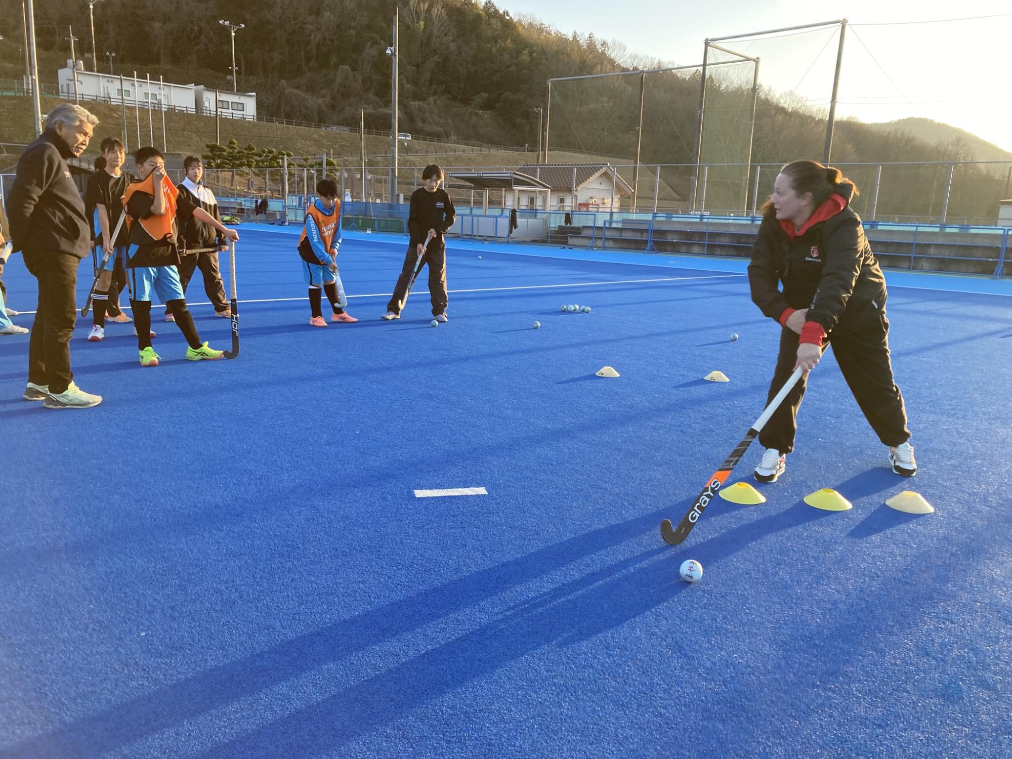 中学生競技者に指導をするコーチ