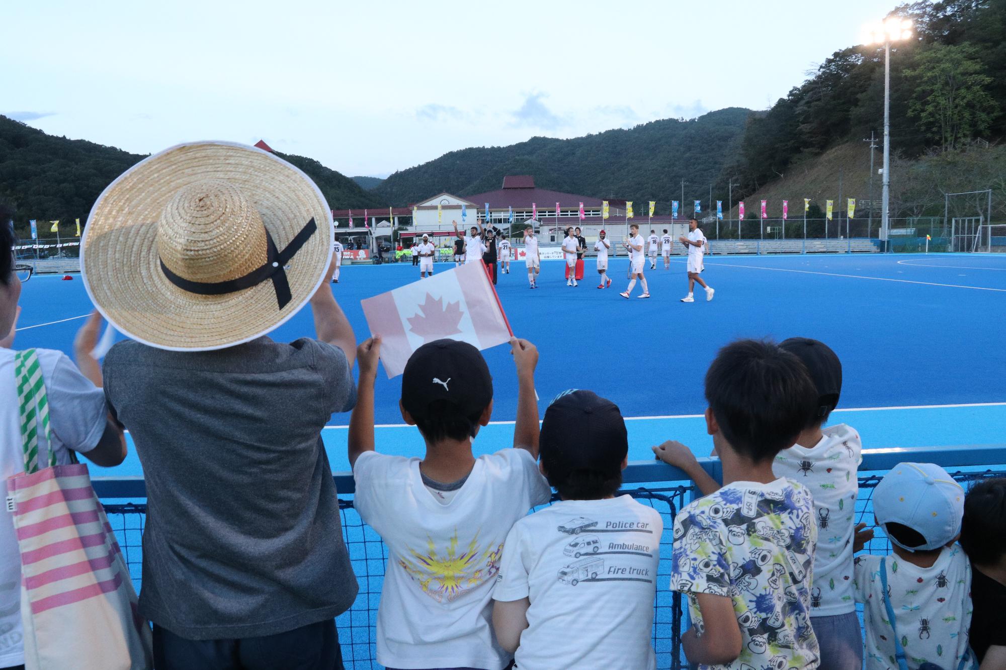 カナダ国旗を振りながら応援する観客
