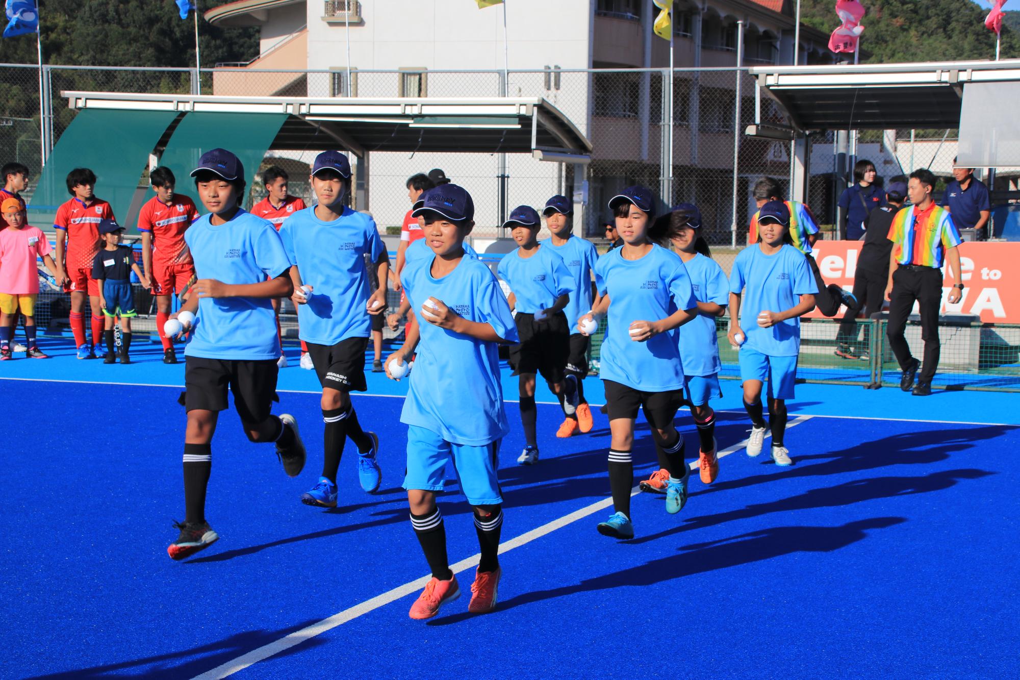 試合中のボールサーバー補助員の磐梨中学校ホッケー部員
