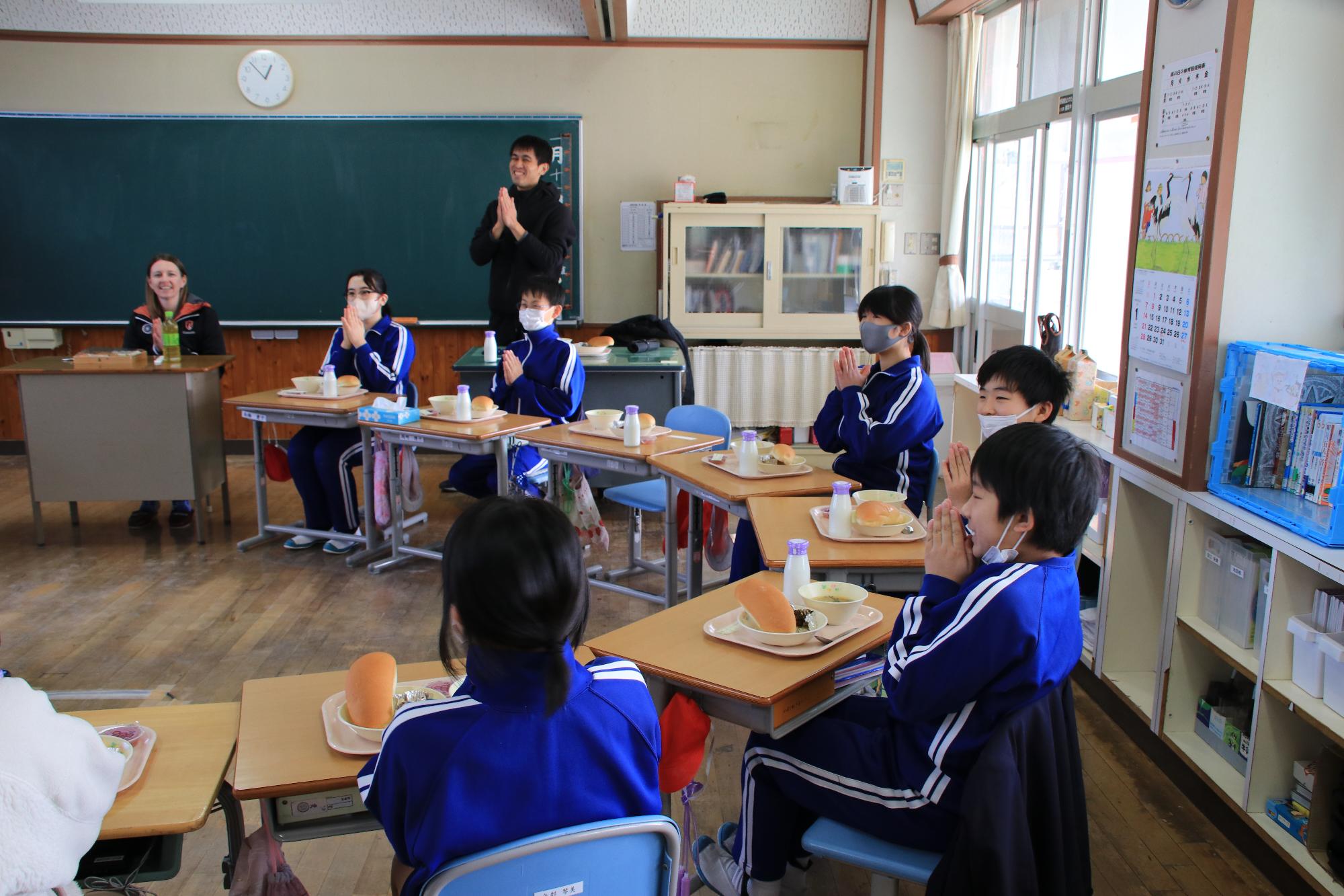 豊田小学校6年生と一緒に給食を食べる様子