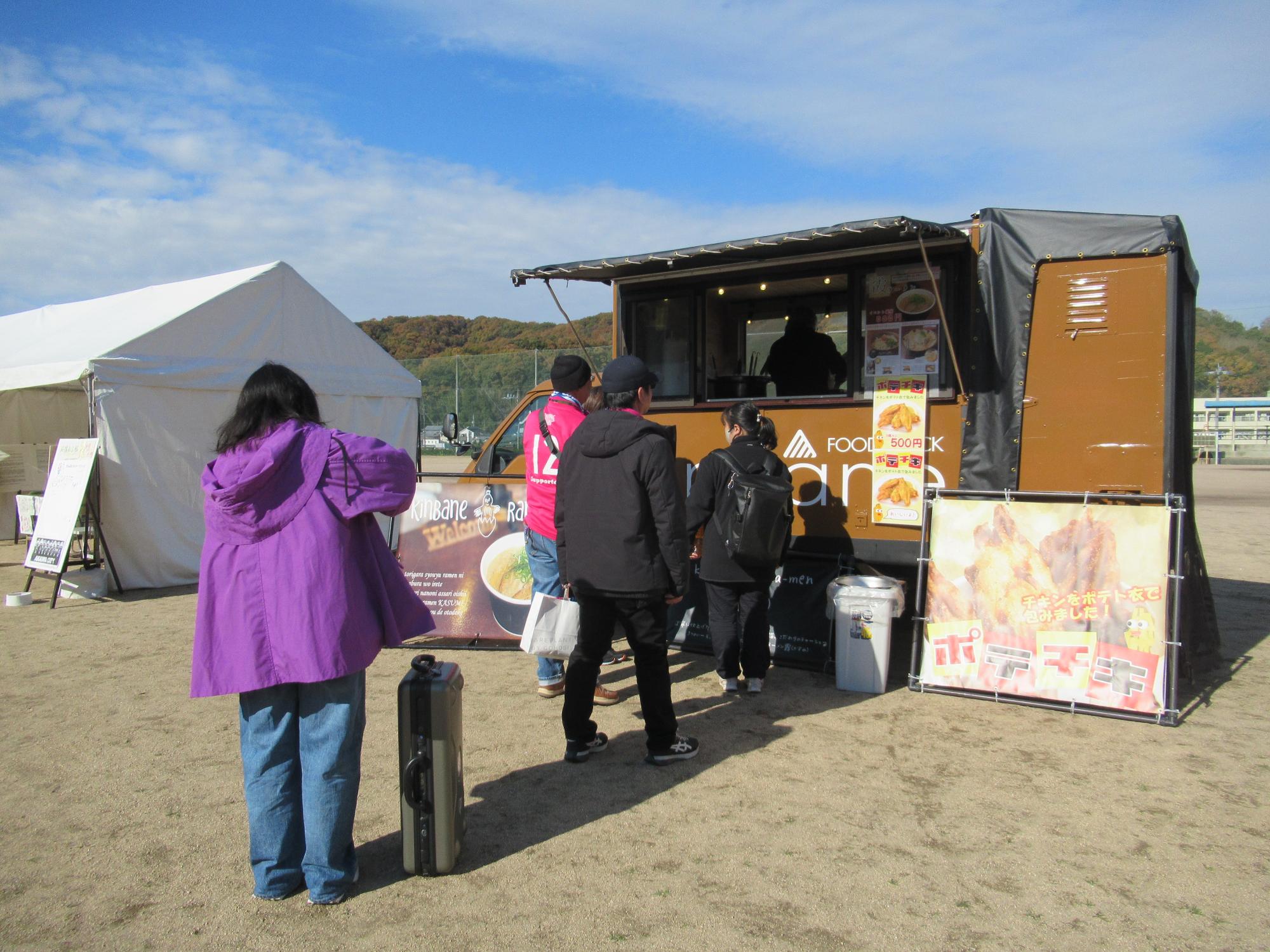 行列ができる、きんばねラーメン店