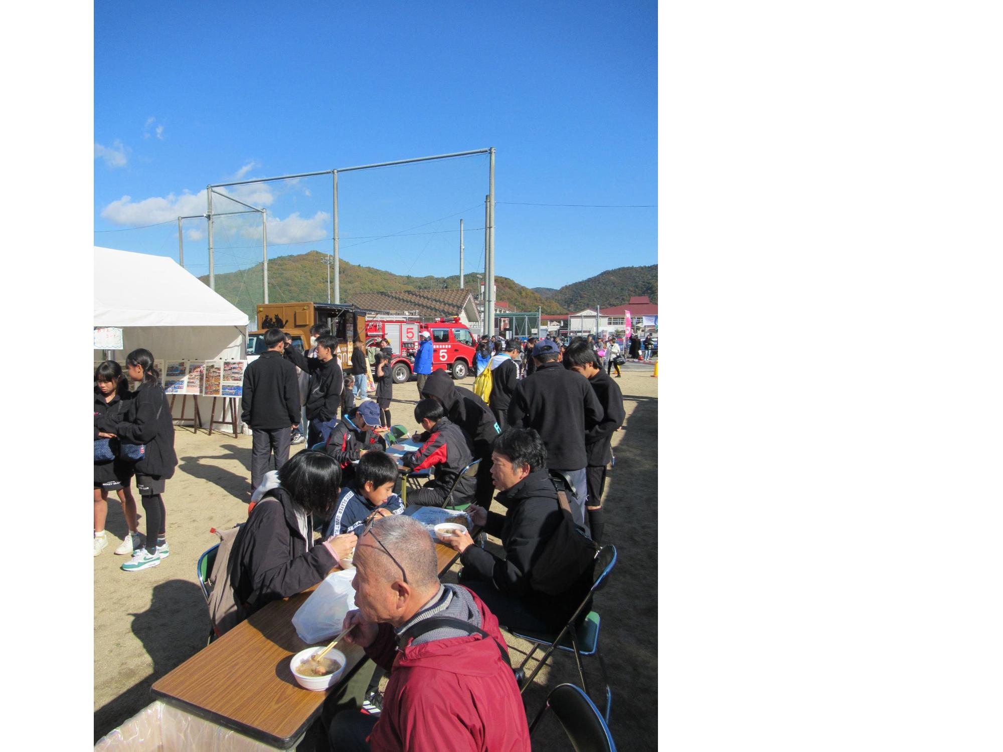 飲食スペースで温かい食事を楽しむ来場者