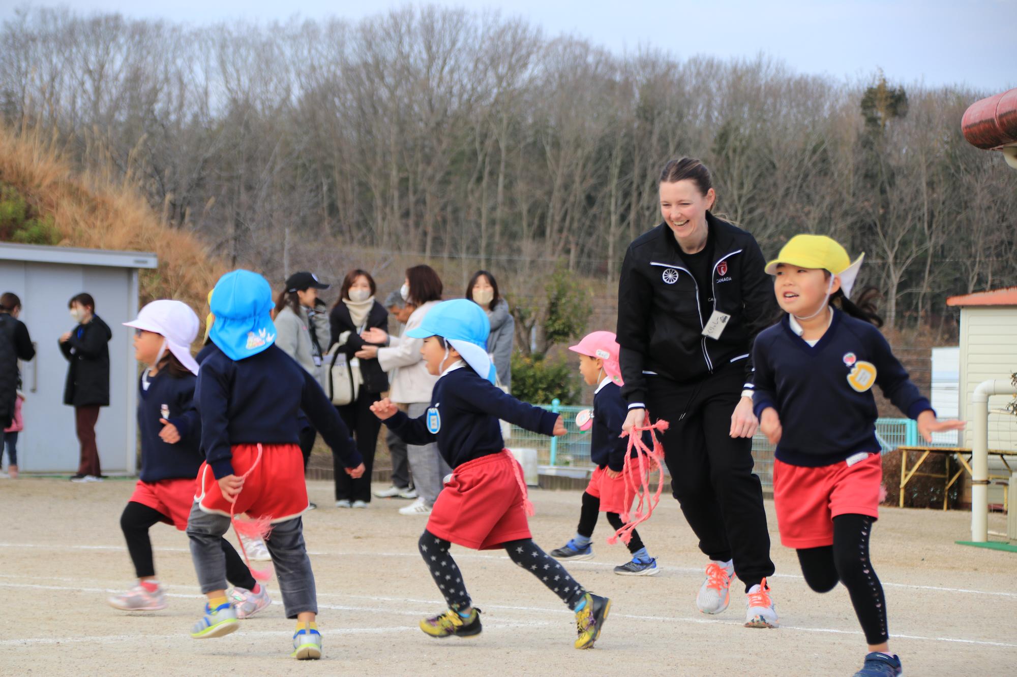 しっぽ取りをする園児たちとアスリート