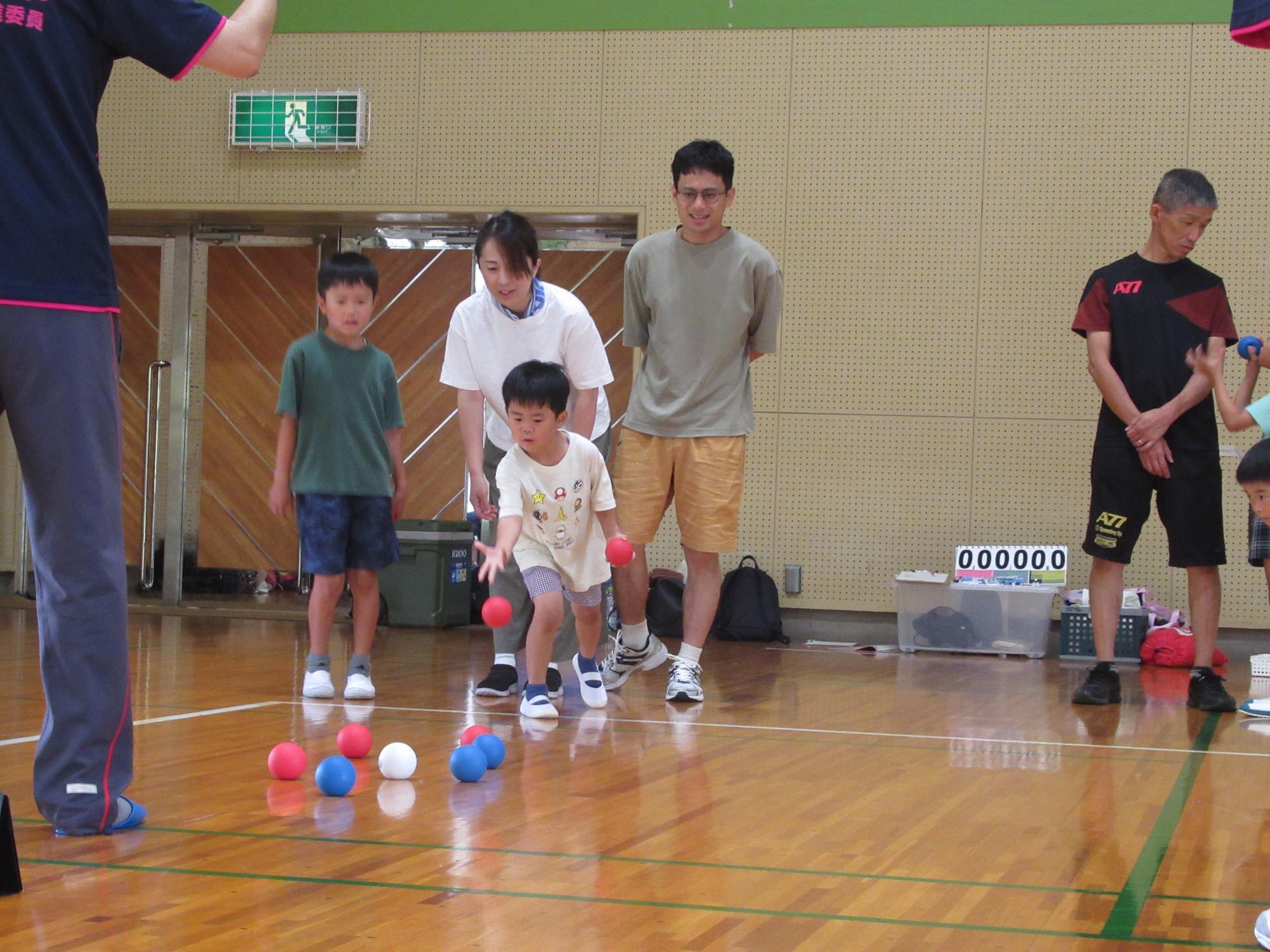 令和7年度ファミリースポーツまつり ボッチャを楽しむ家族
