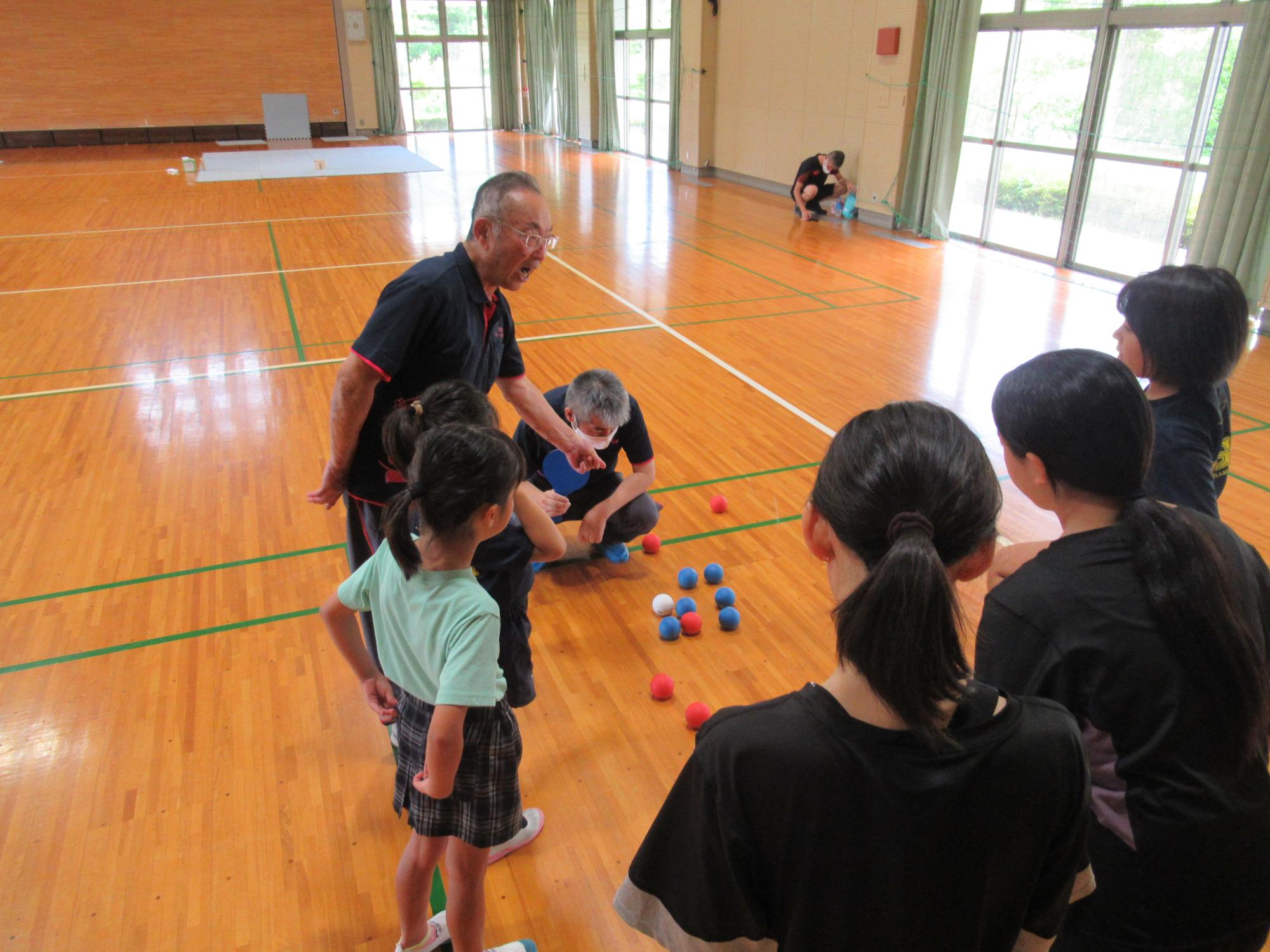 令和7年度ファミリースポーツまつり スポーツ推進委員から説明を受ける家族