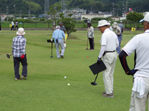 グラウンド・ゴルフをプレーする写真