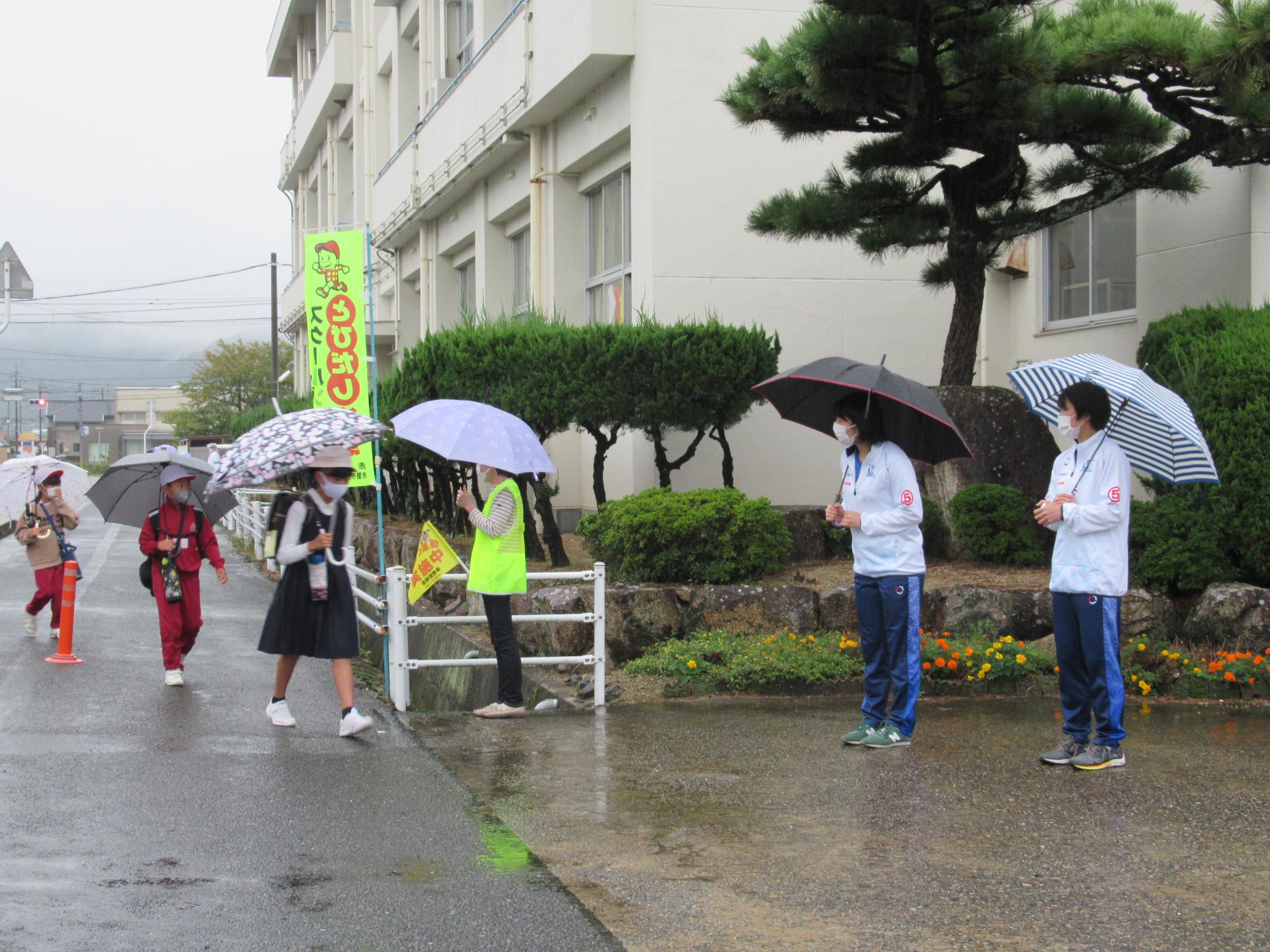 あいさつ運動参加の安田選手と濱田選手1