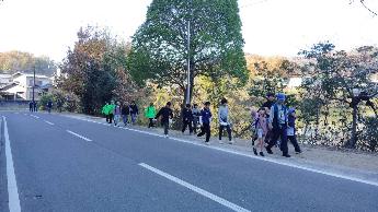 みんなで歩いてます