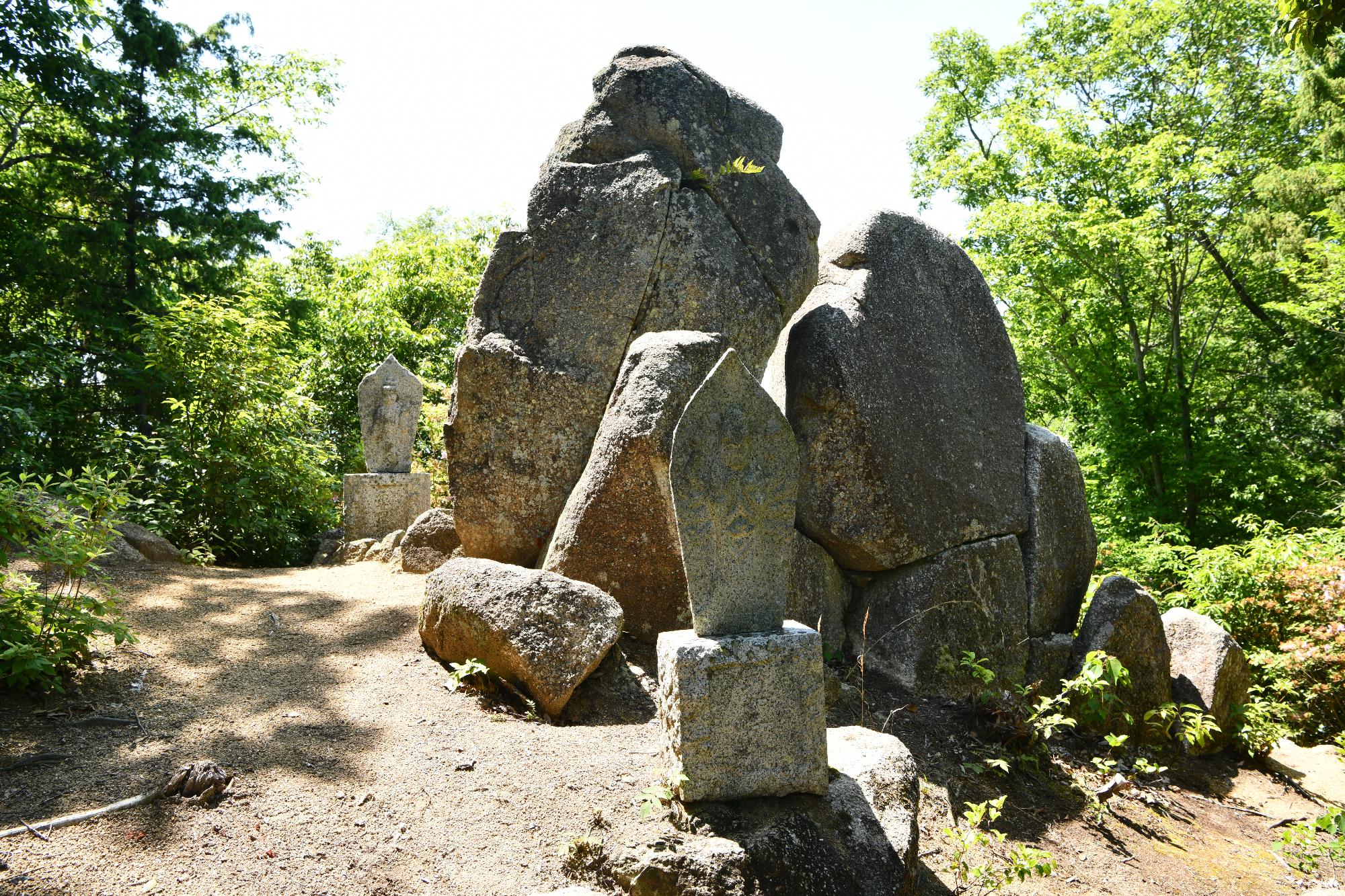 観音山山頂の巨石石組