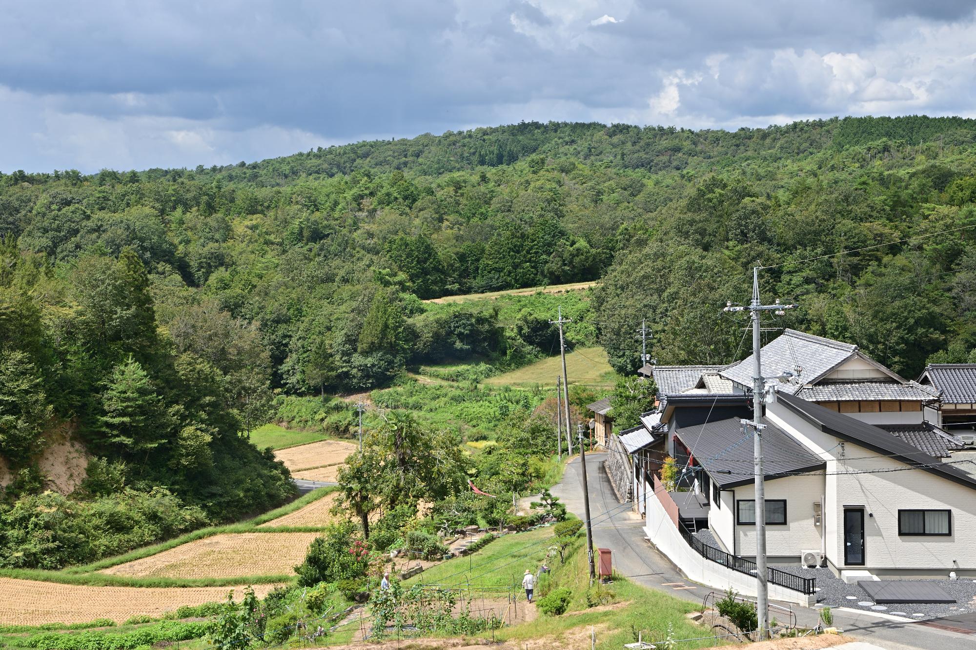 石原邸を望む