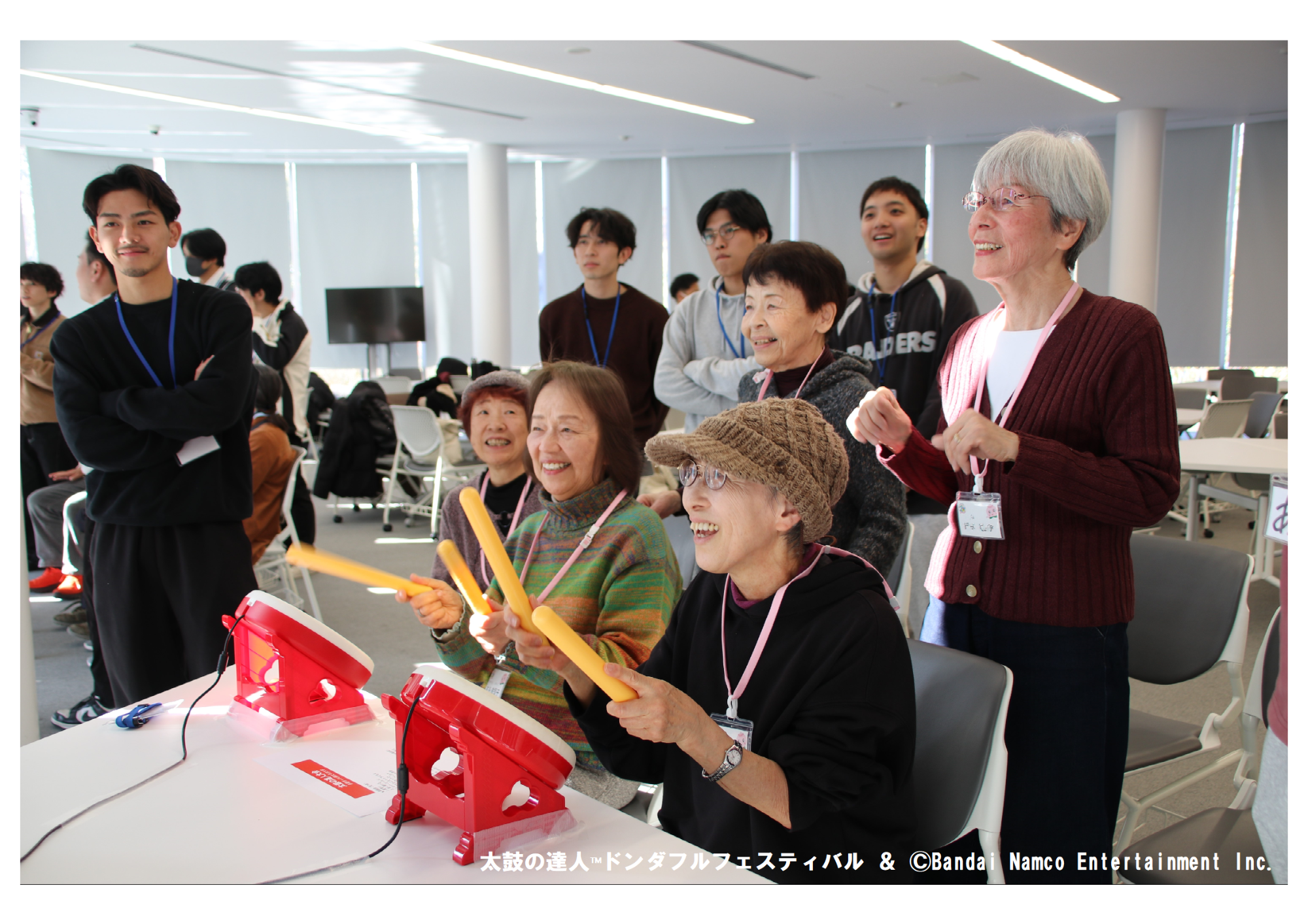 学生とともにeスポーツに取り組む参加者