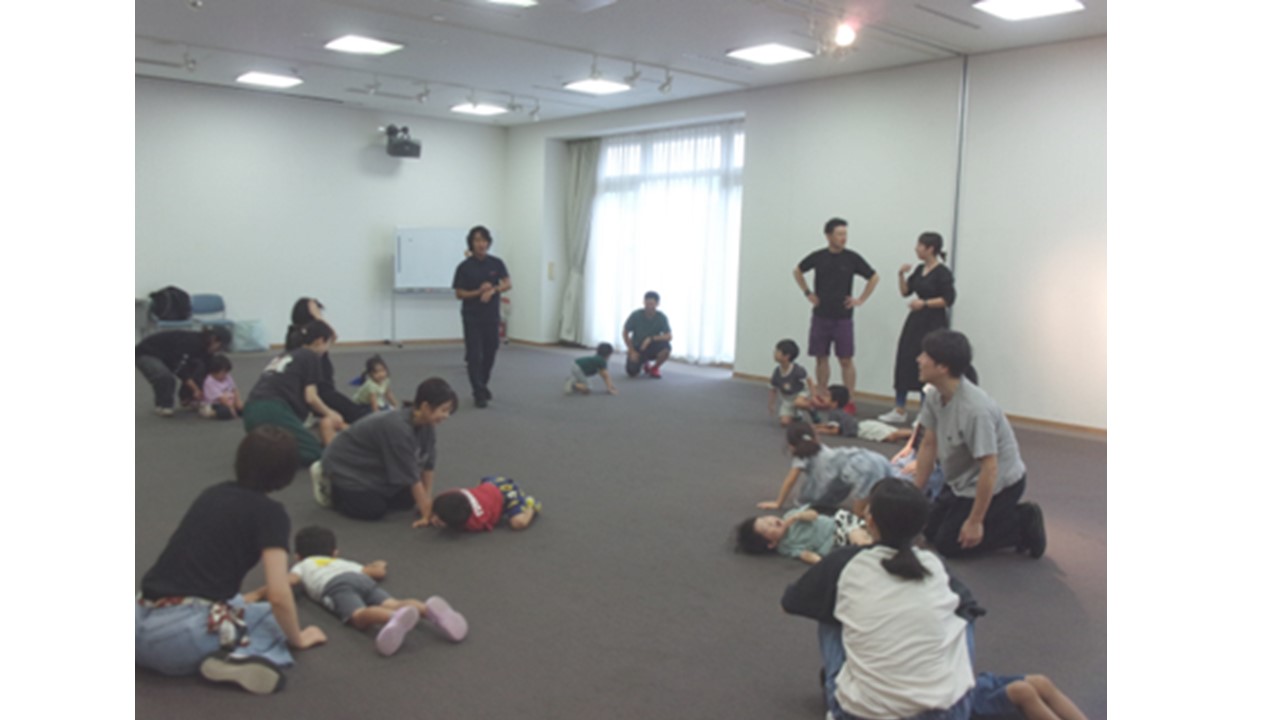 IPUの学生が指導のもと、体を動かすふれあいを楽しむ親子