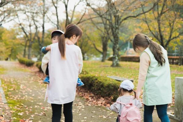 保育園で散歩の様子
