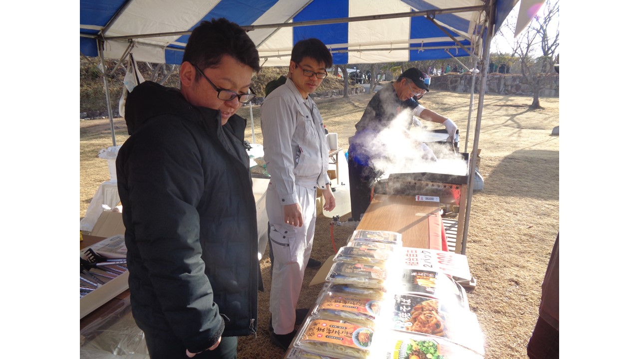 桃磐祭でなみえ焼きそばを売る赤磐市と浪江町の職員