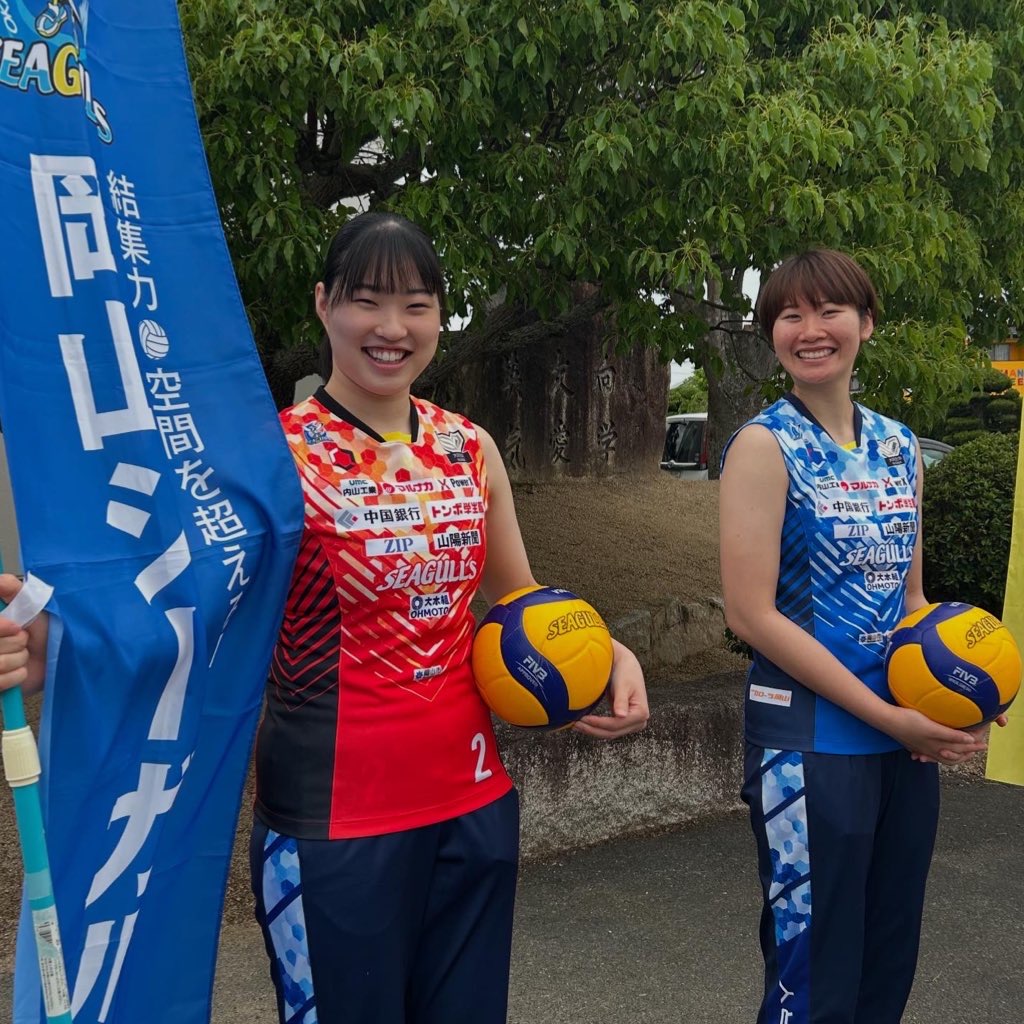 あいさつ運動に参加する岡山シーガルズ選手たち