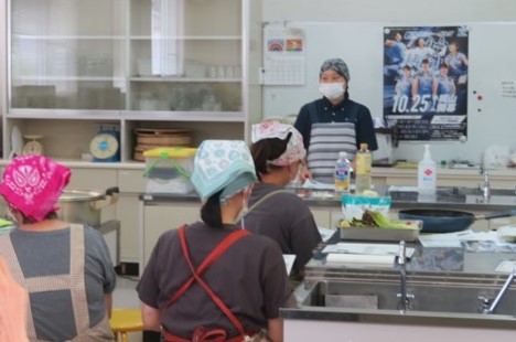 岡山シーガルスの栄養士から調理を教わる受講者