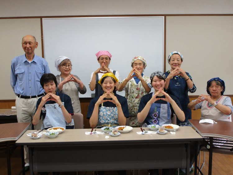岡山シーガルズの選手と一緒に料理をした参加者との集合写真