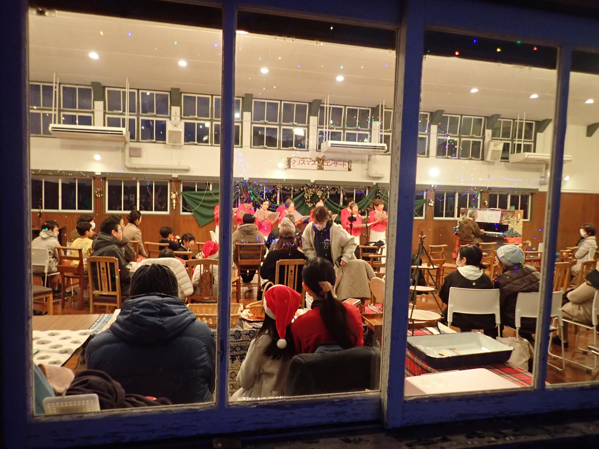 熊山英国庭園でのクリスマスコンサートの様子