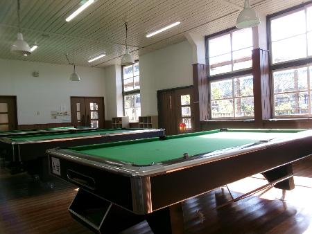 熊山英国庭園のビリヤード室の様子