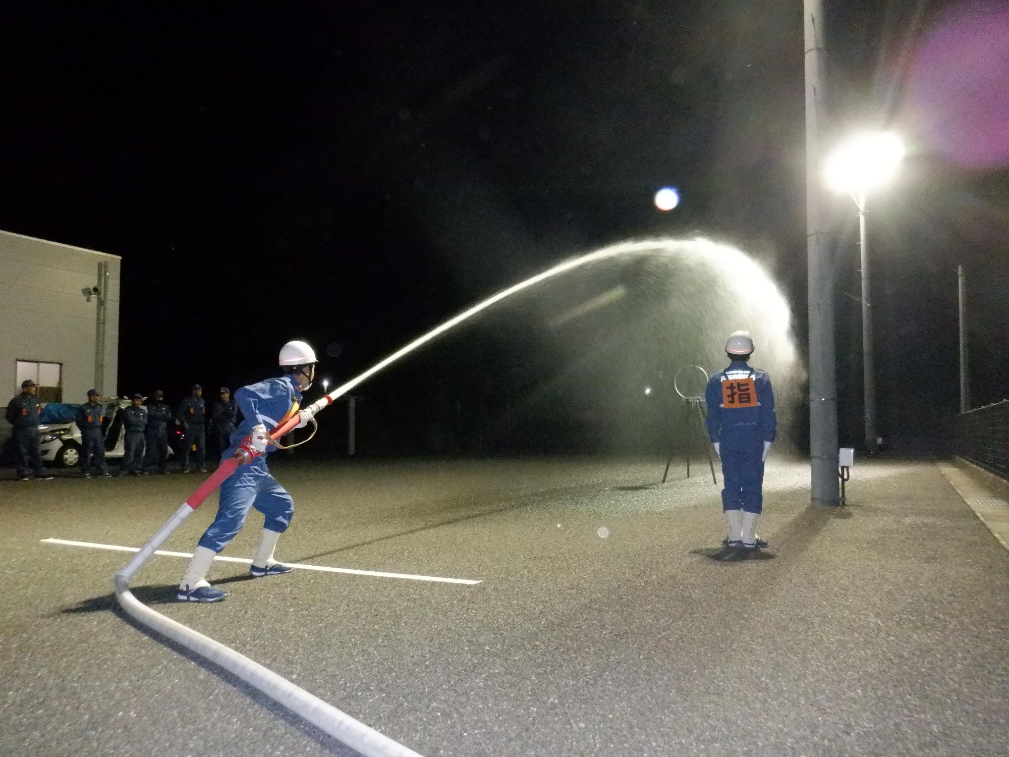 夜間に消防職員が放水している画像