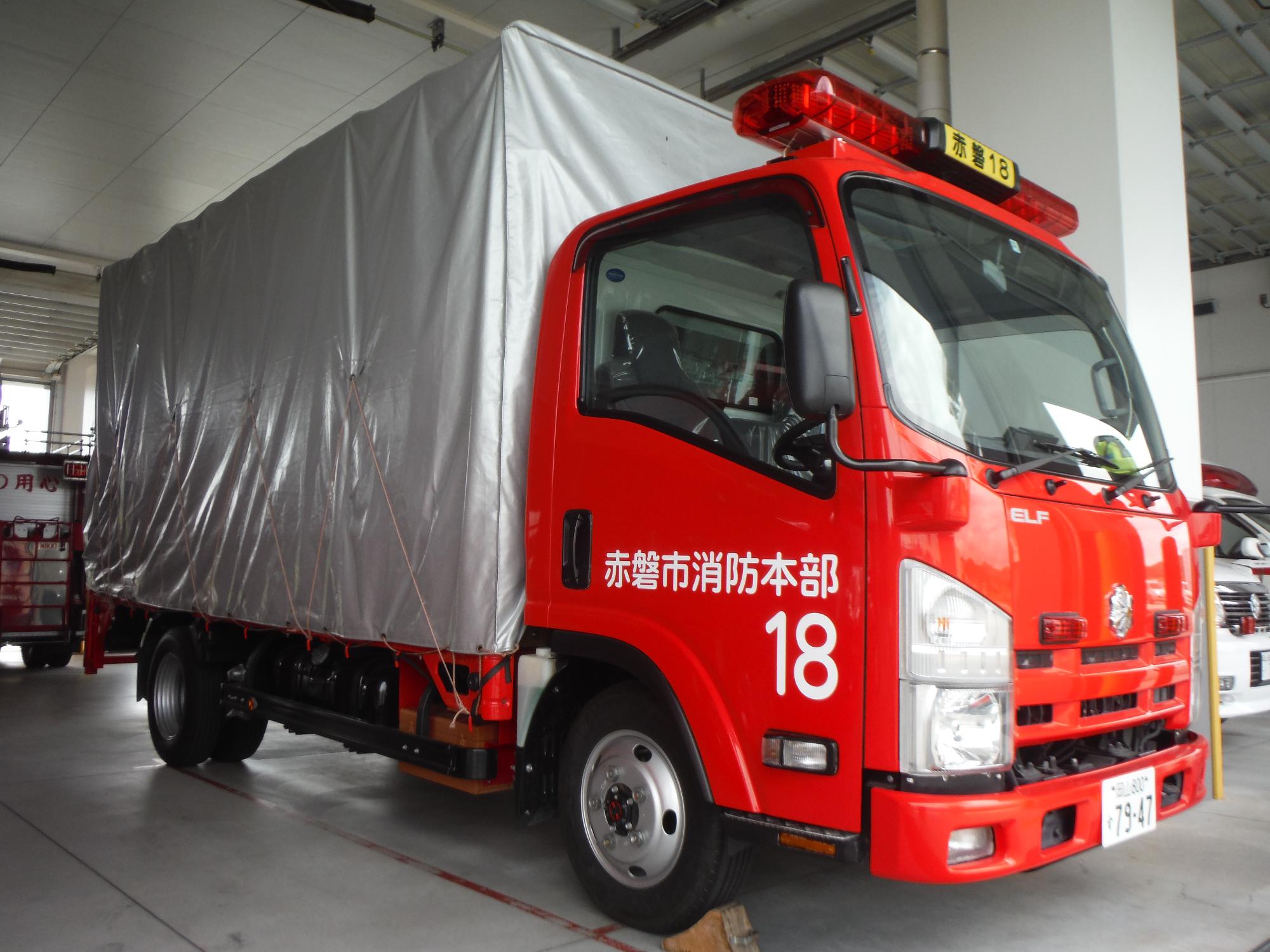 資機材搬送車の斜め全景