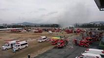 緊急消防援助隊合同訓練で広場に集まった消防車や救急車の写真