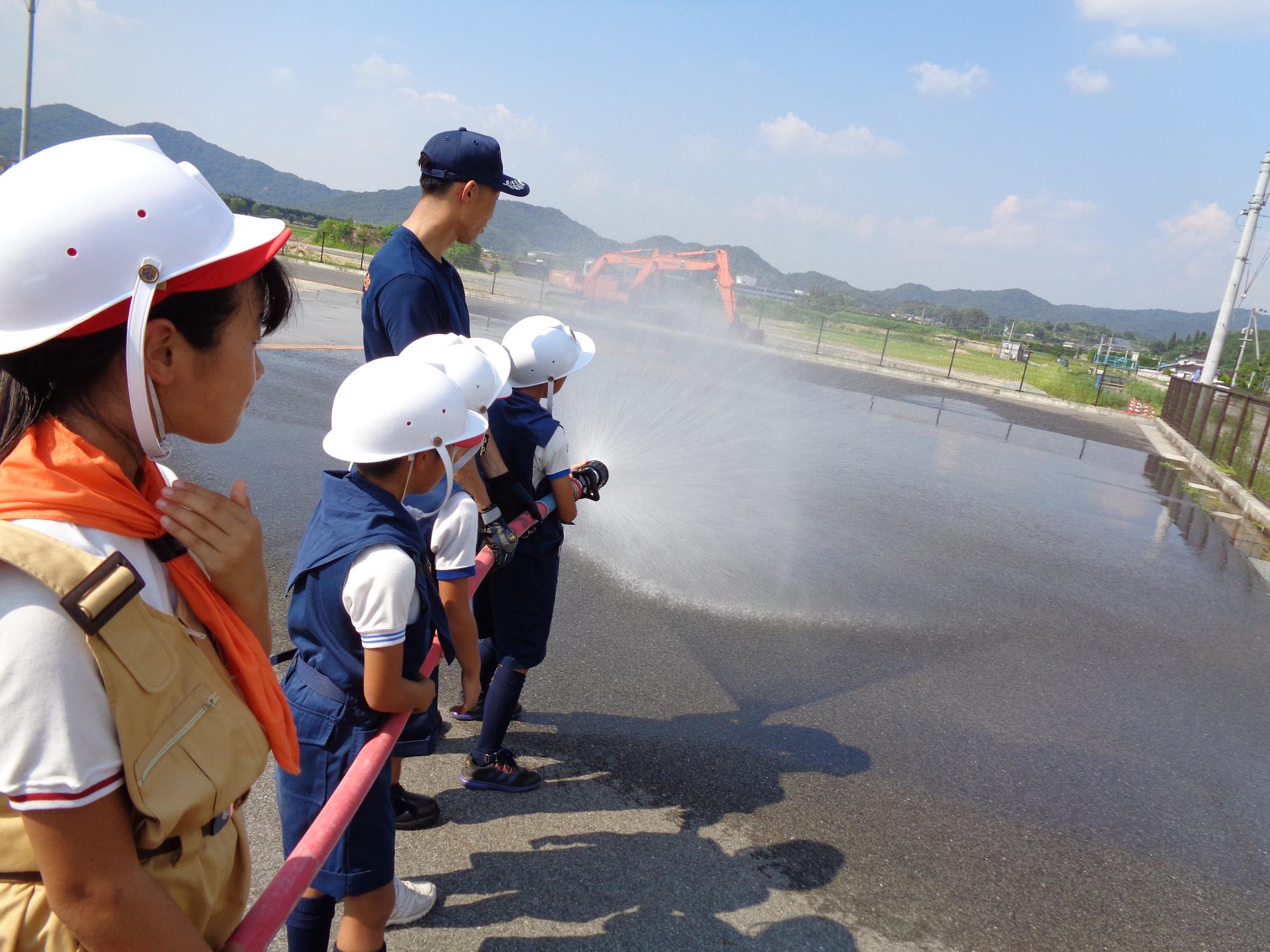 放水体験をする少年消防クラブ員