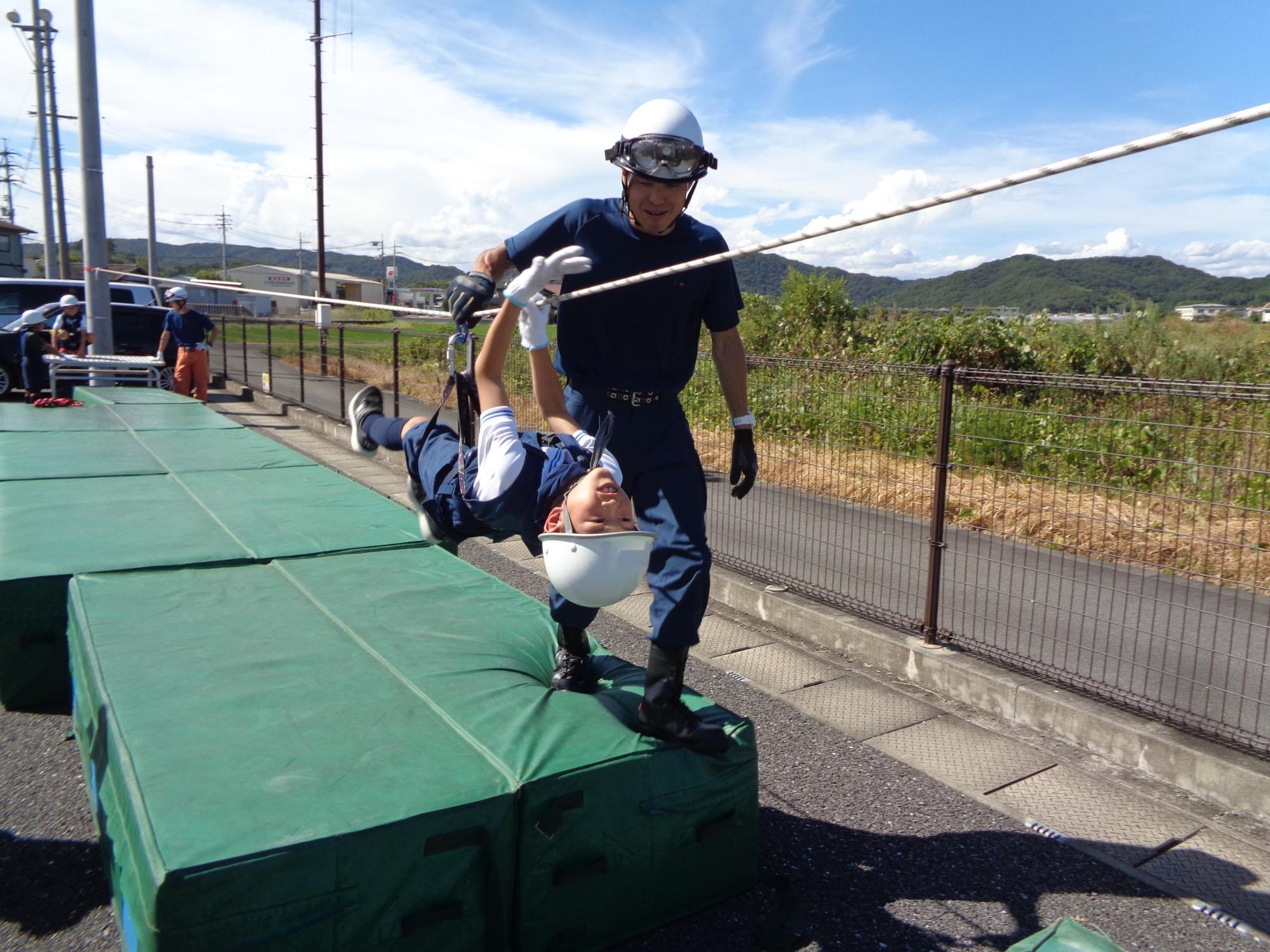 ロープ渡りをするこども