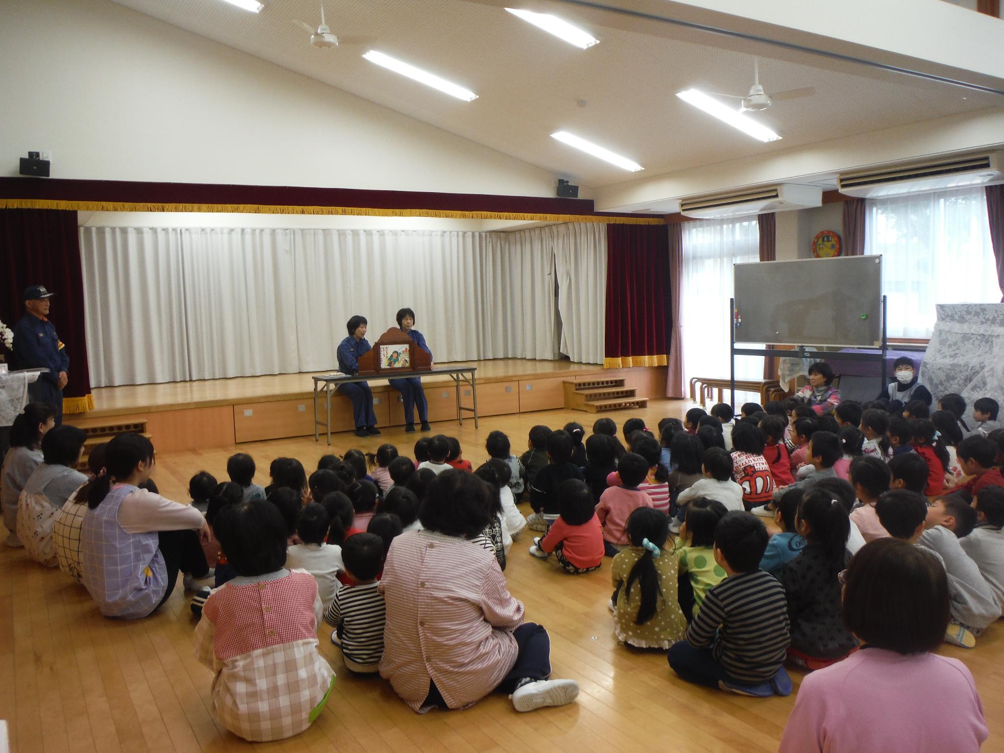 紙芝居を披露する消防団女性部の画像