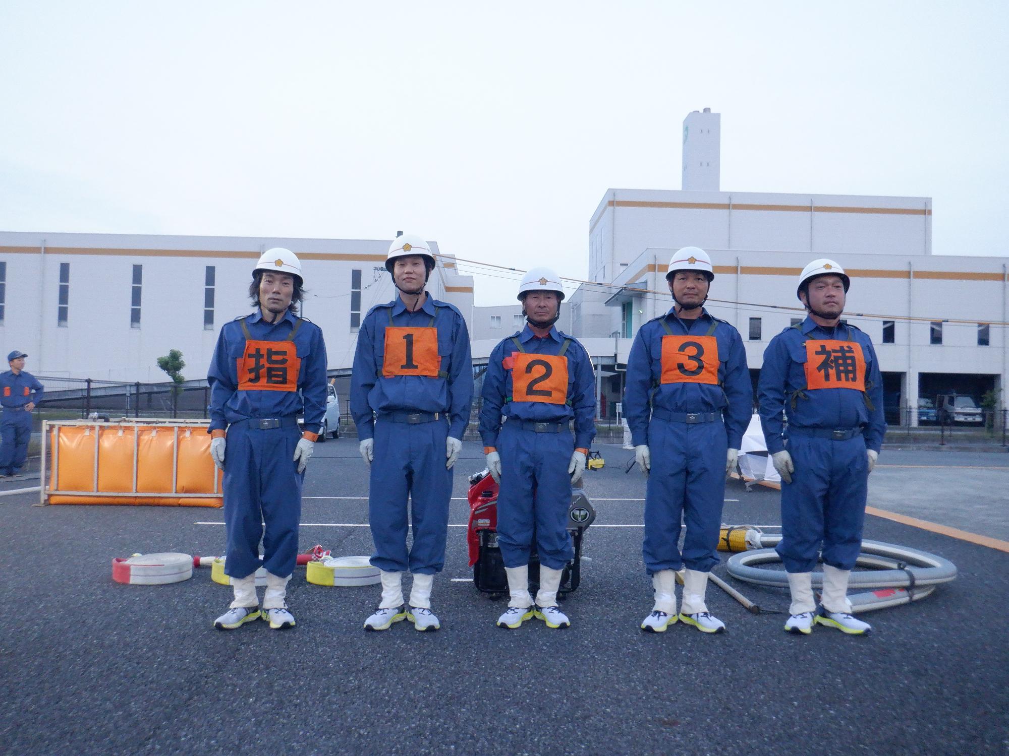 大会メンバーが整列しています