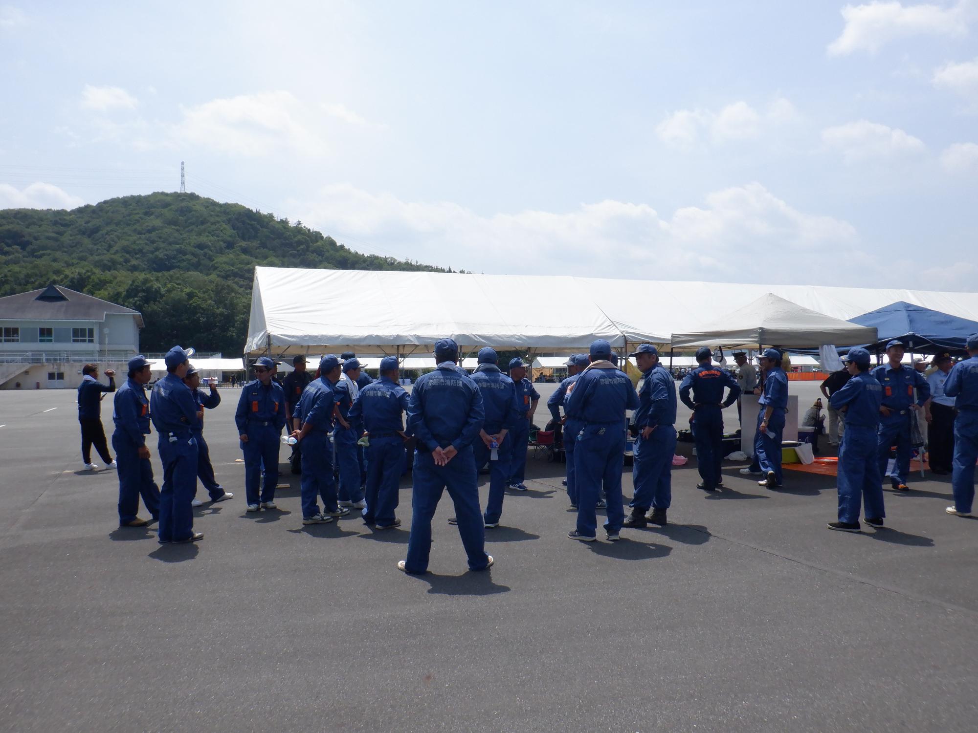 消防団員がテントの前にいます