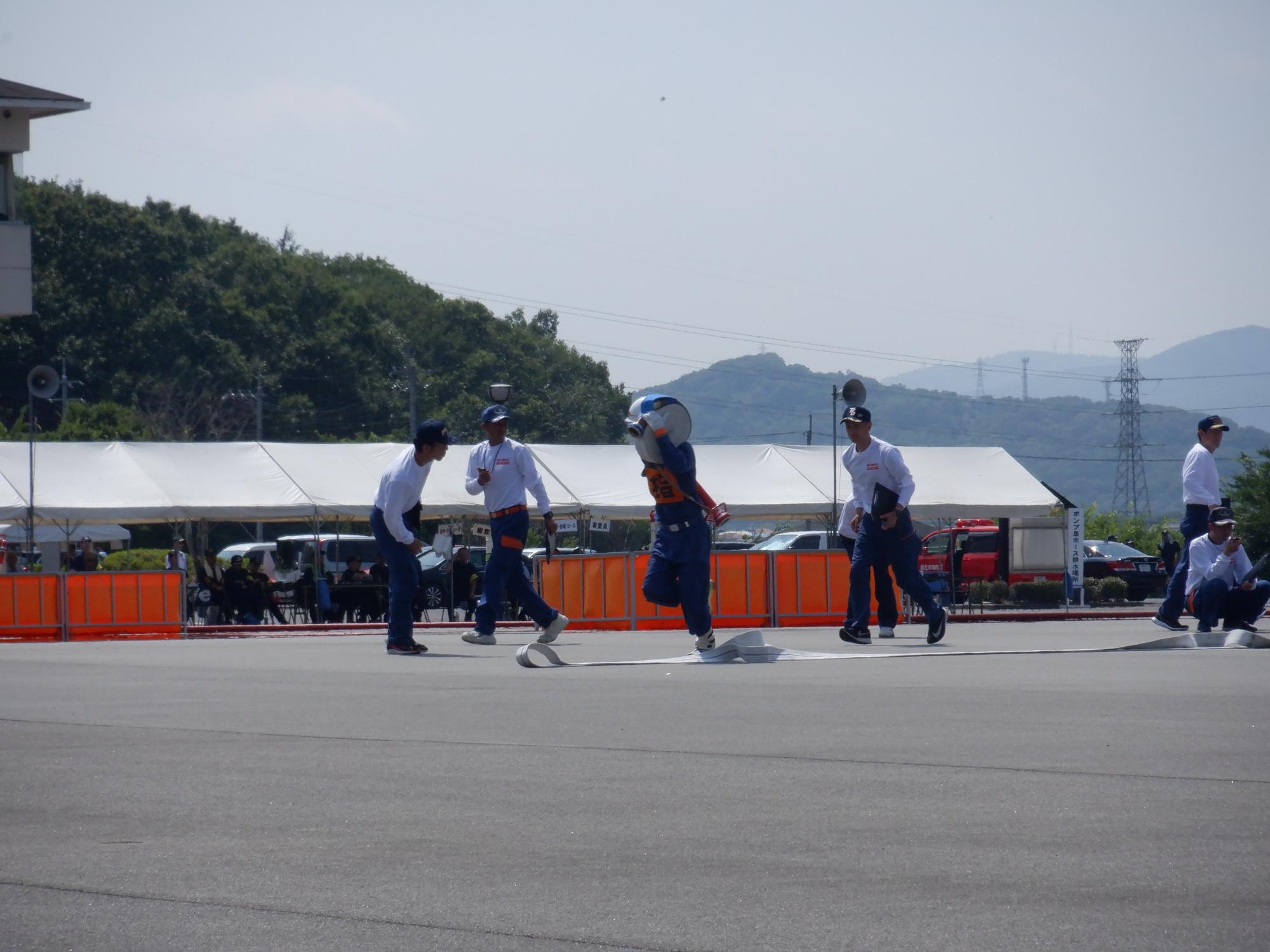 ホースを伸ばす団員