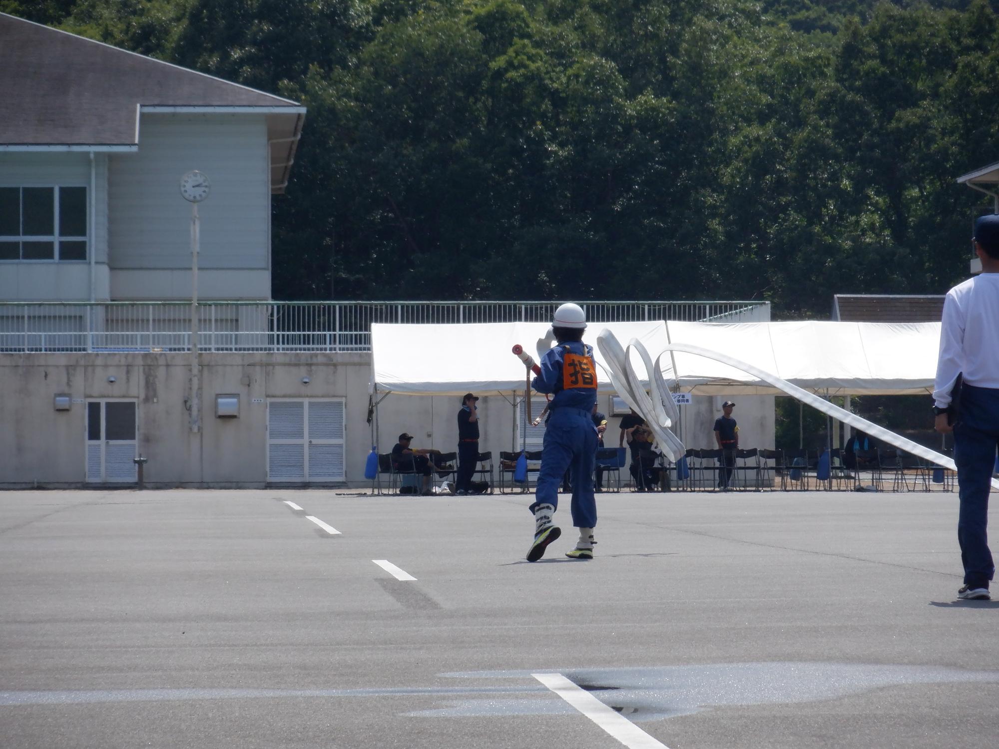 ホースを投げる団員