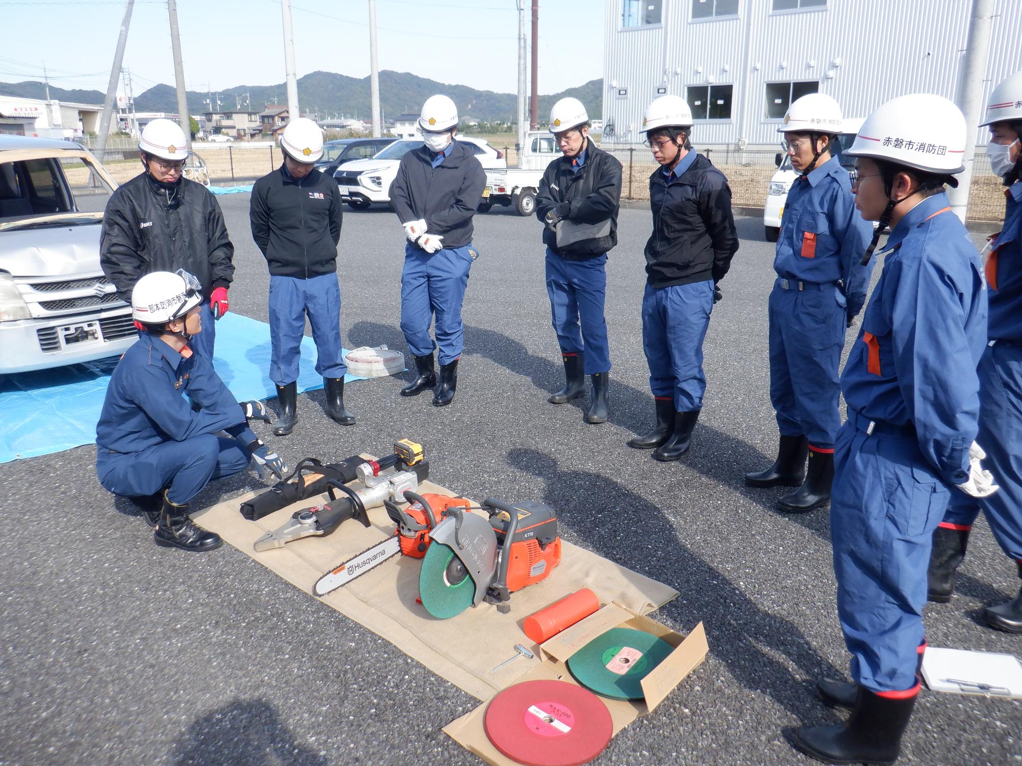 消防職員が資機材の使い方を説明しています。