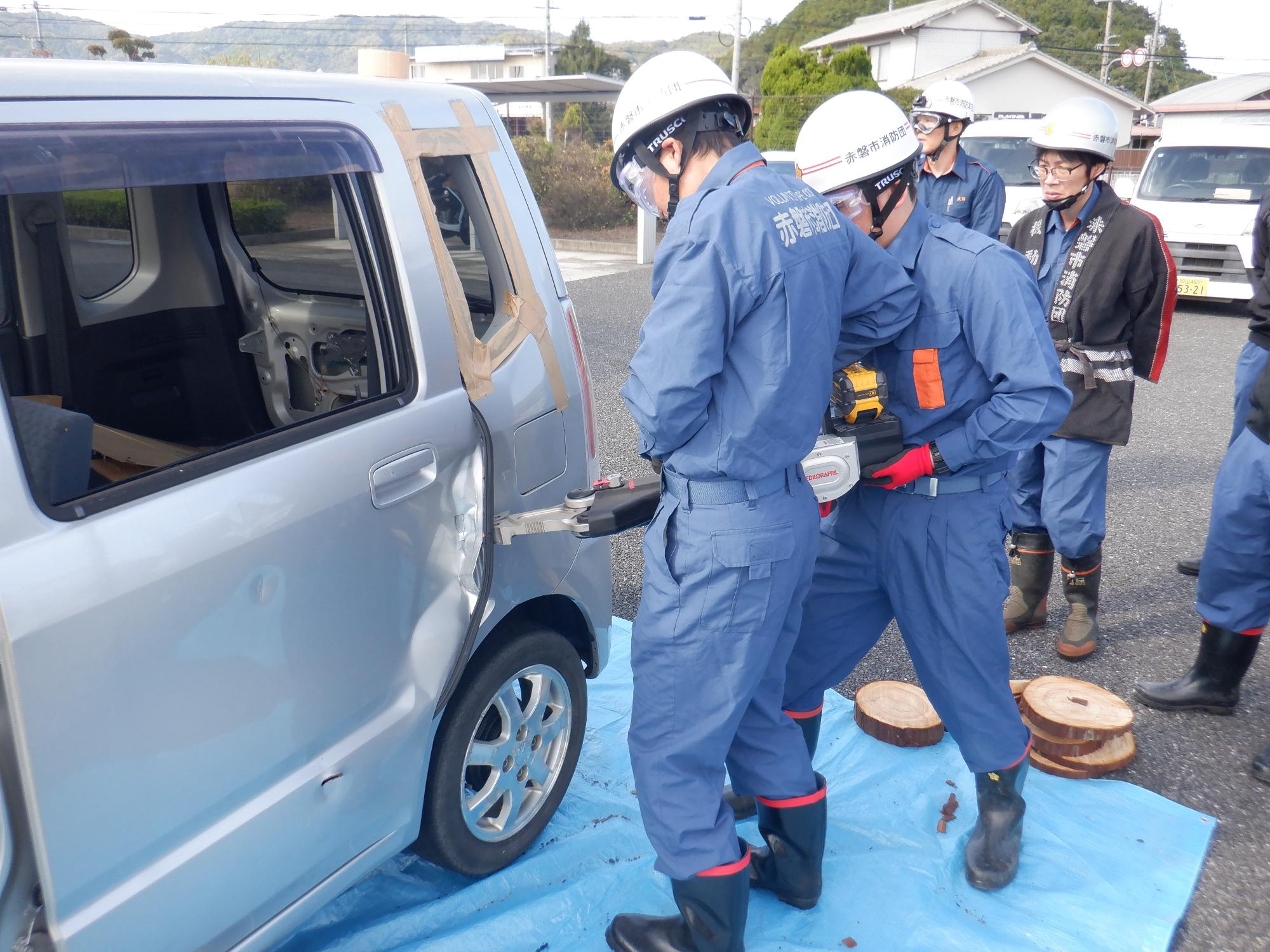 救助資機材でドアを開放